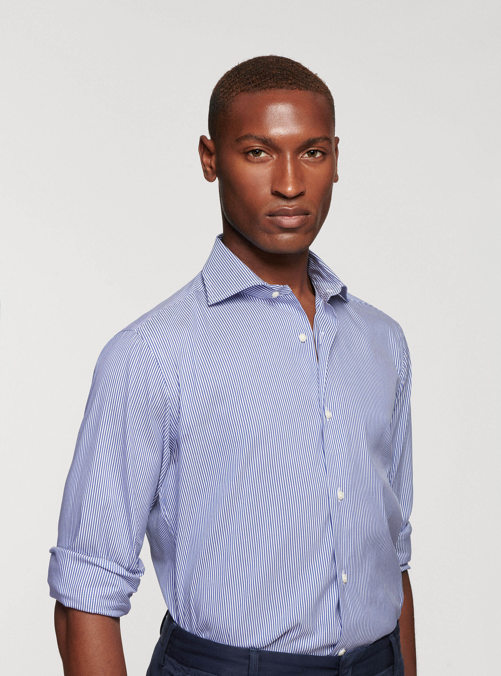 Camisa de popelina elastica con cuello semifrances