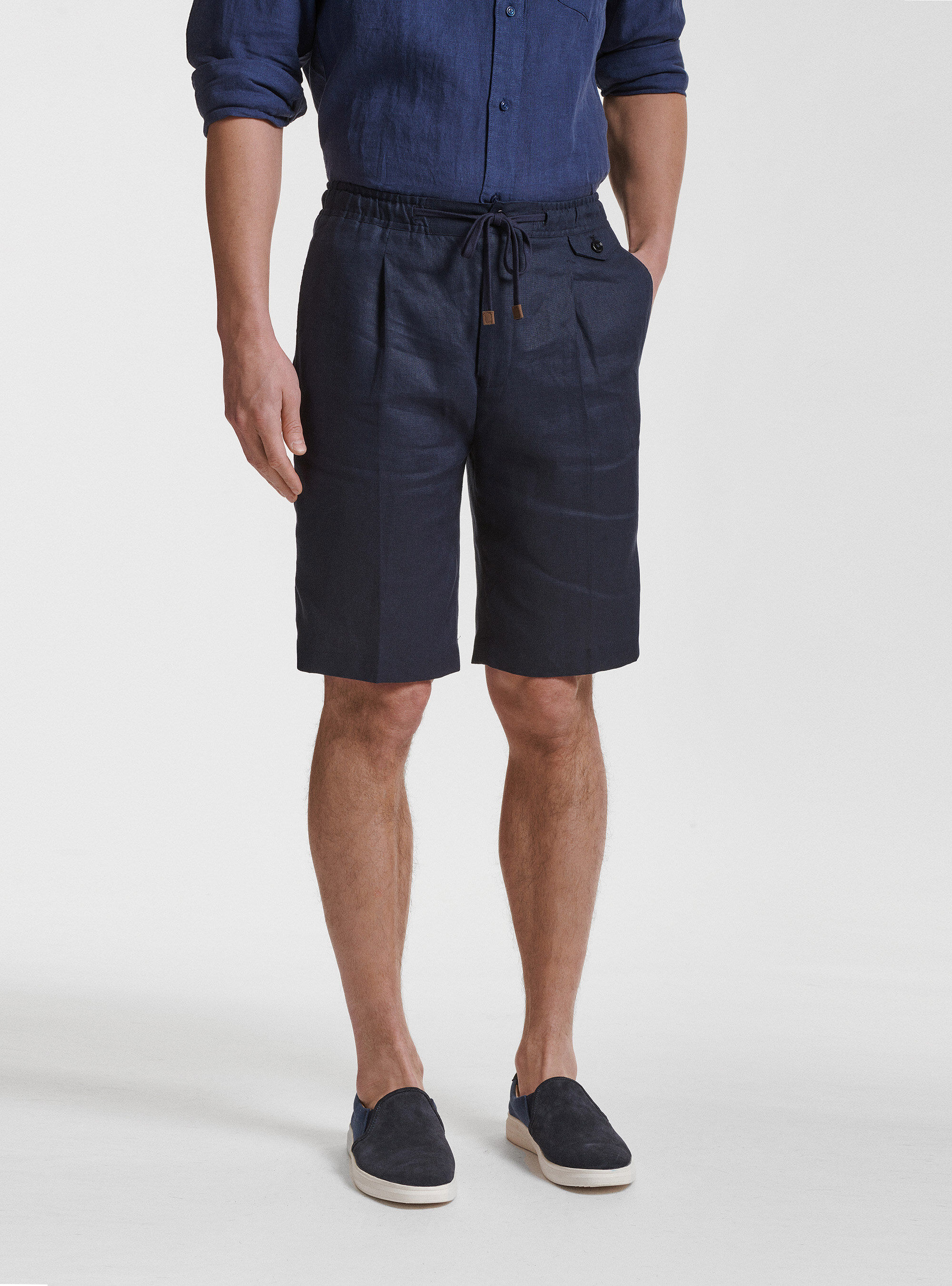 Plain coloured shorts in pure linen