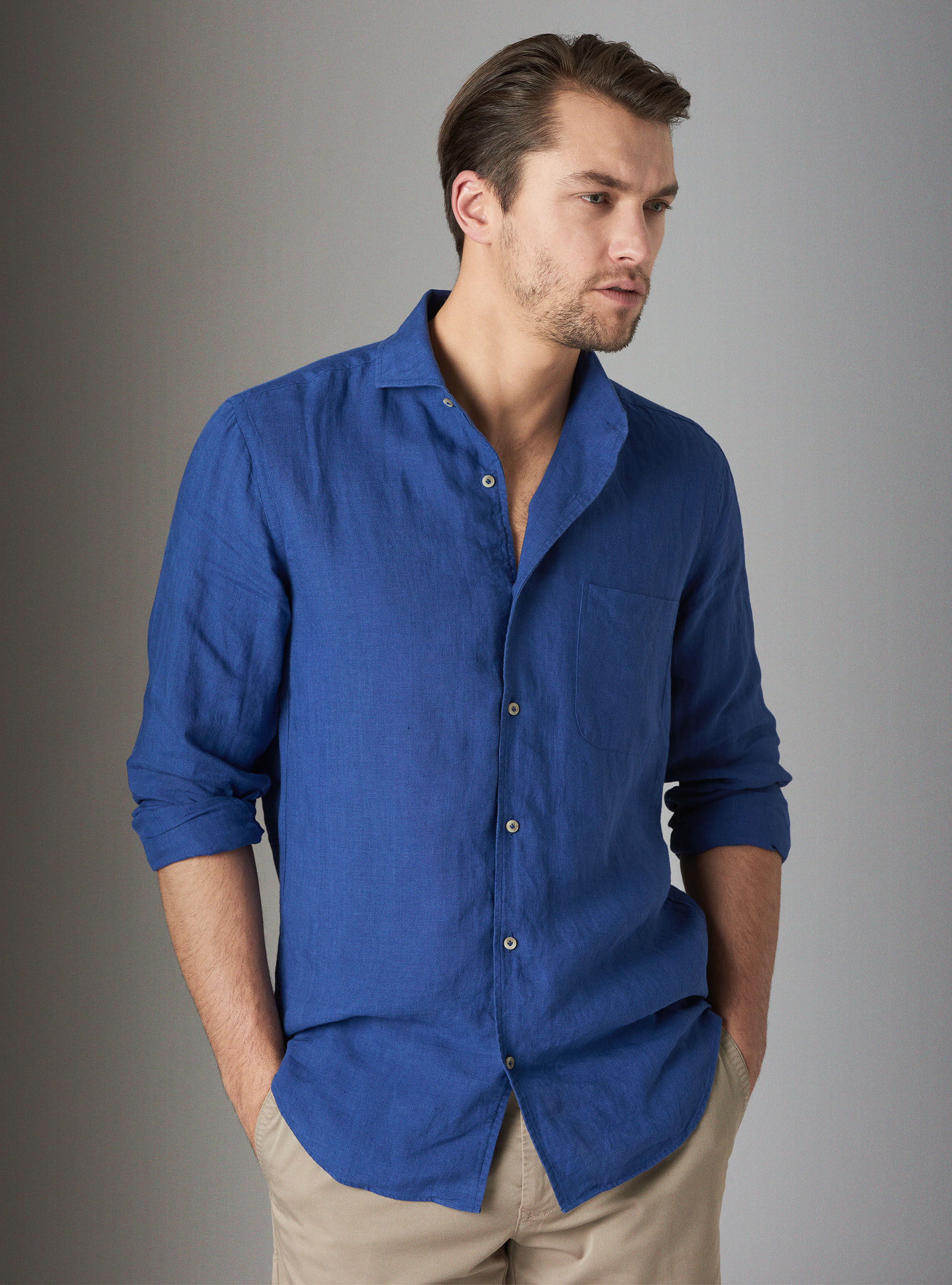 Camicia di lino blu sale