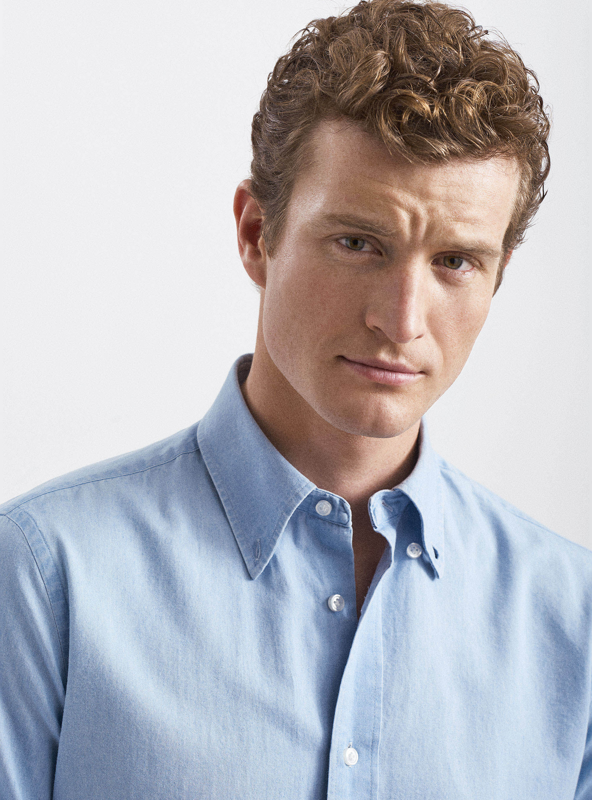 Camisa de chambray de algod&oacute;n con cuello abotonado, CELESTE