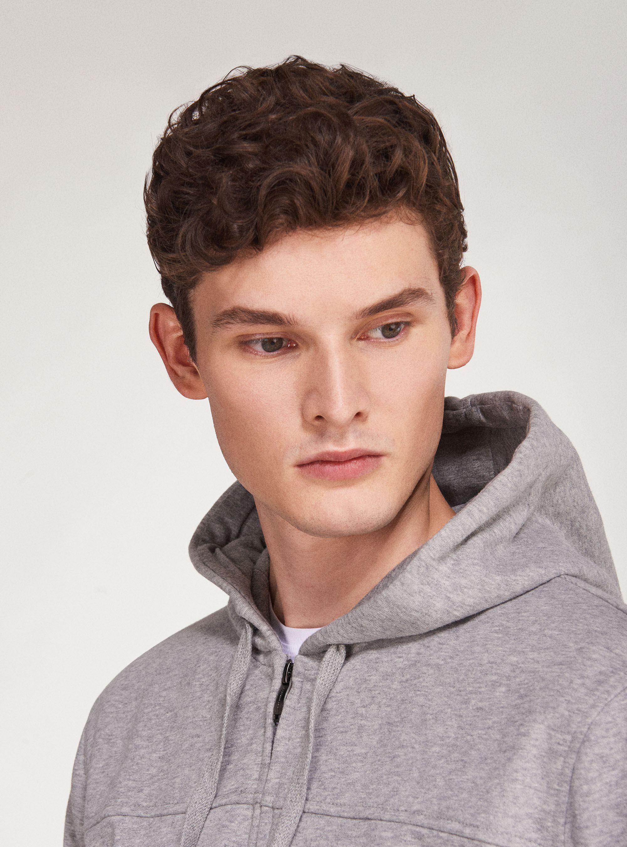 Sweat shirt avec fermeture eclair et capuche