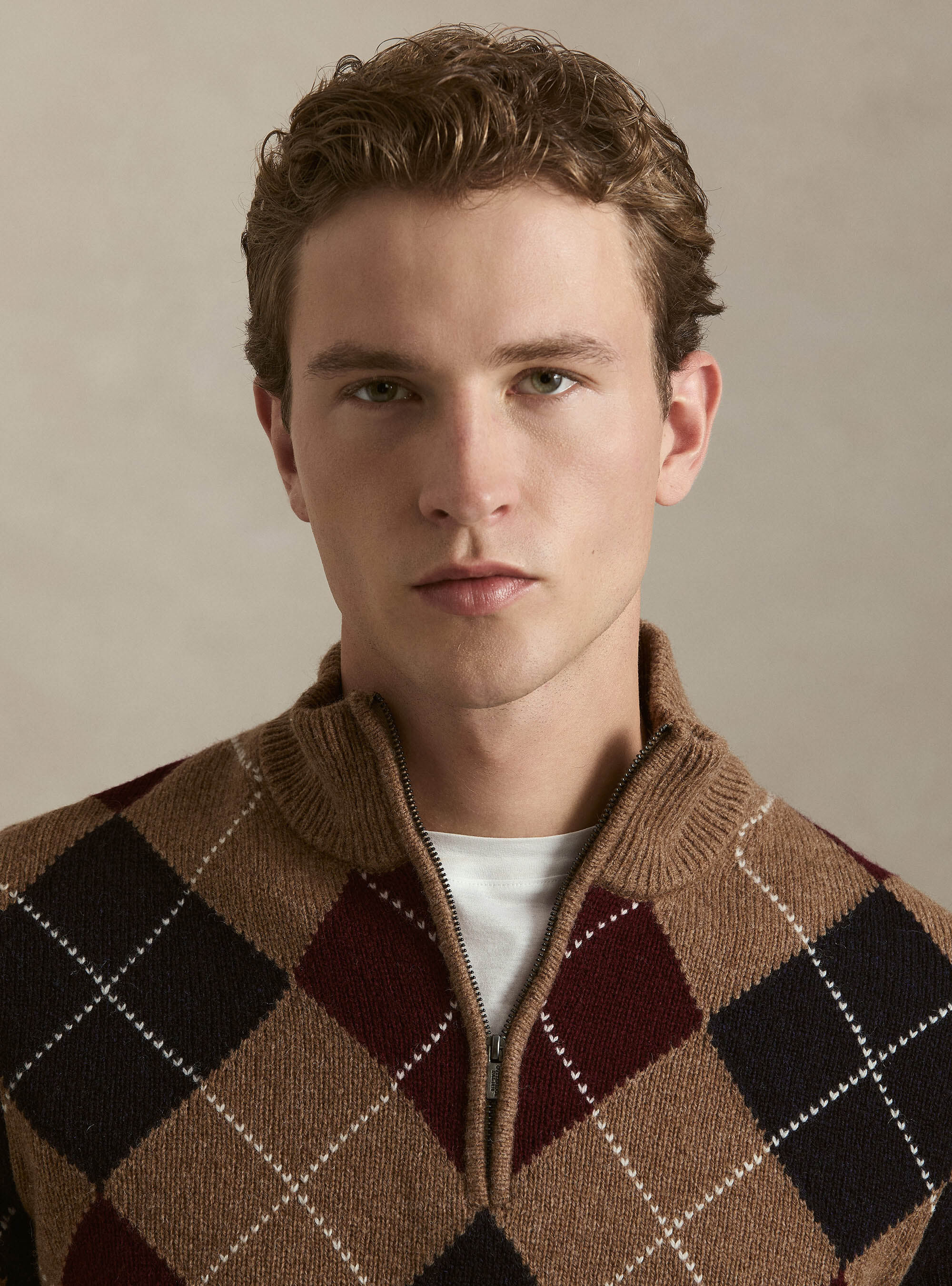 Maglia mock neck full intarsia in lana shetland, NOCCIOLA