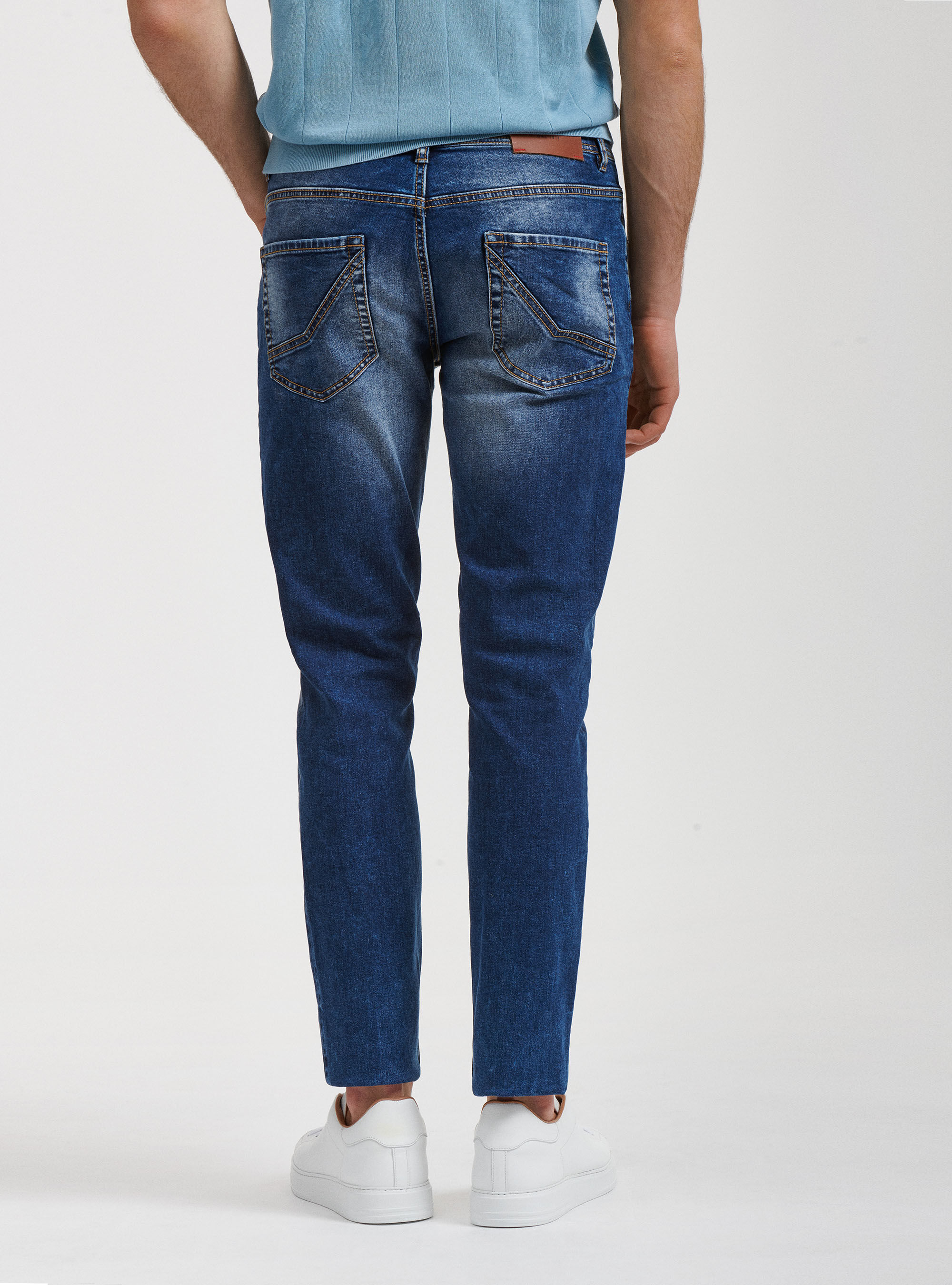 Uomini in jeans hot sale