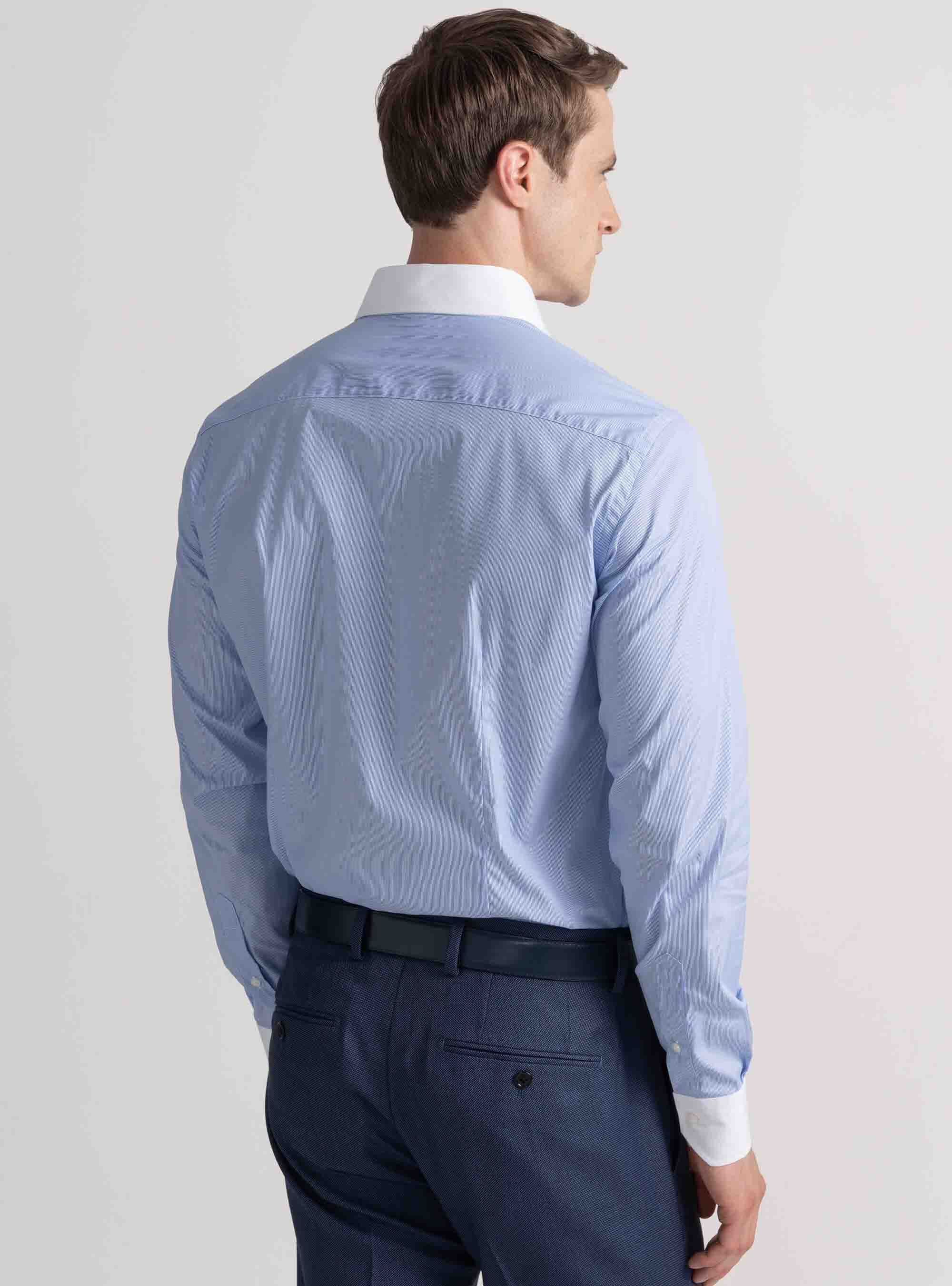 Camisa de rayas de popel&iacute;n el&aacute;stico con contrastes, CELESTE