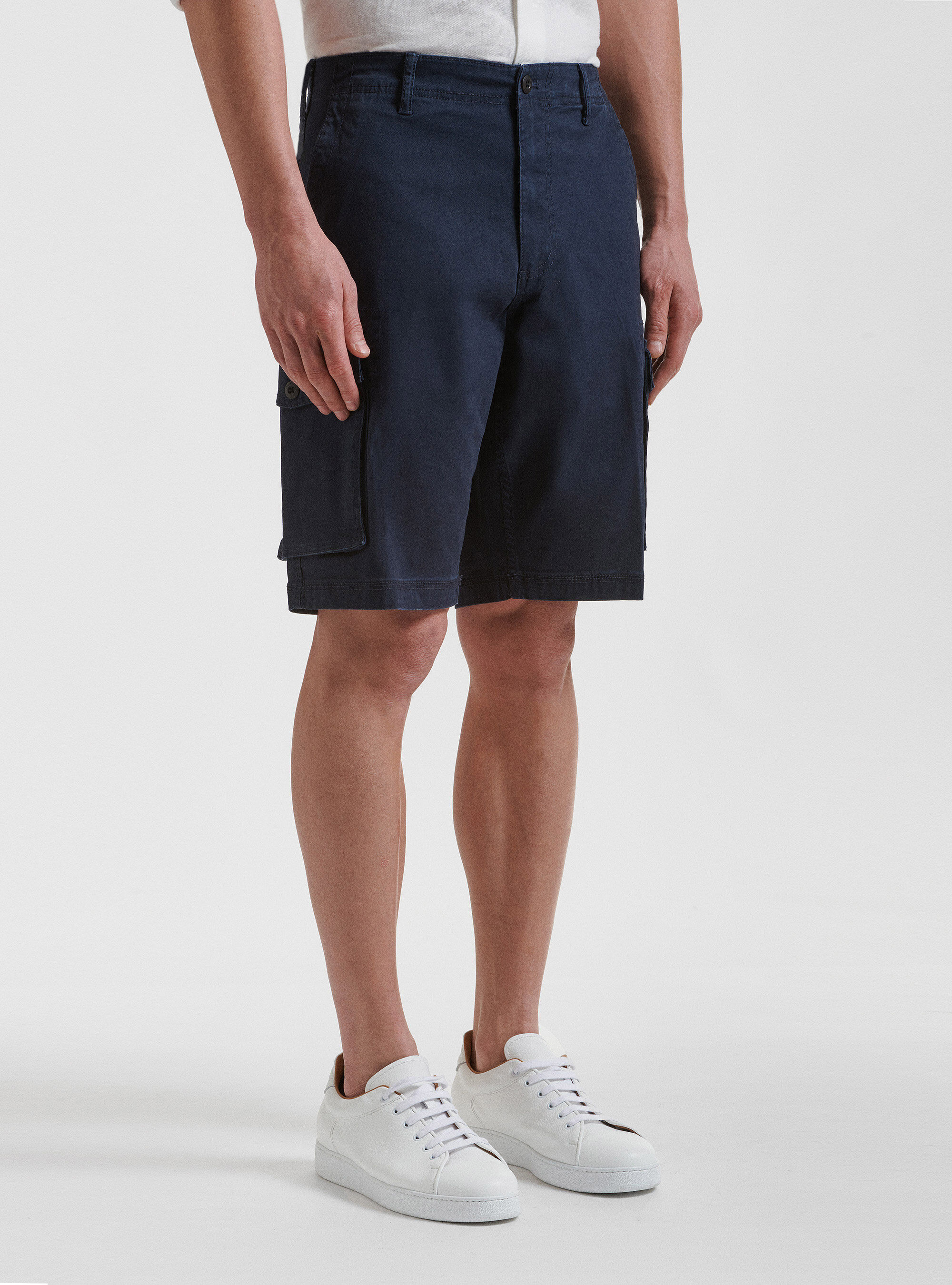 Shorts with pockets on the side discount