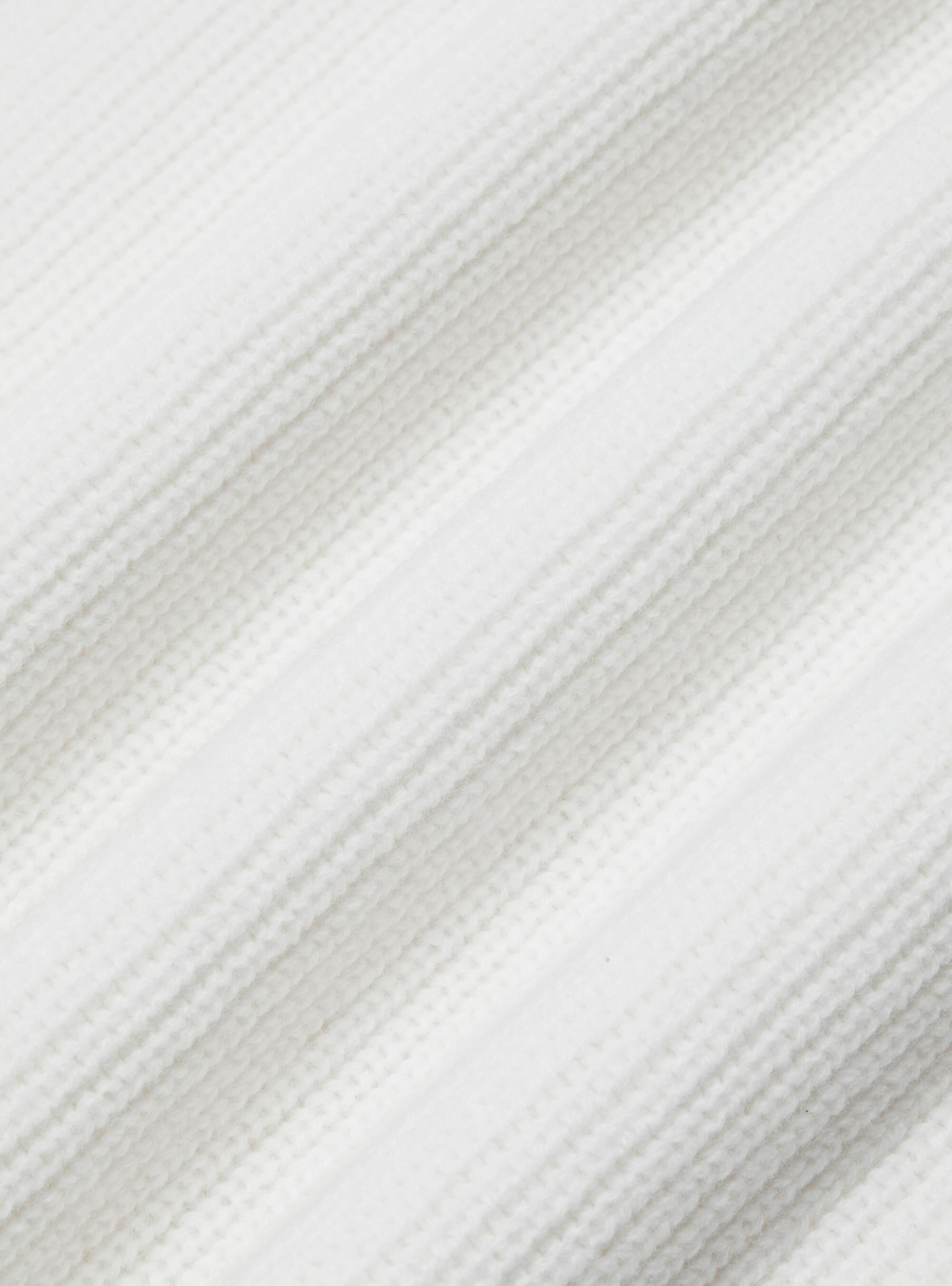 Punto de cuello alto de canal&eacute; perlado de lana merina, BLANCO