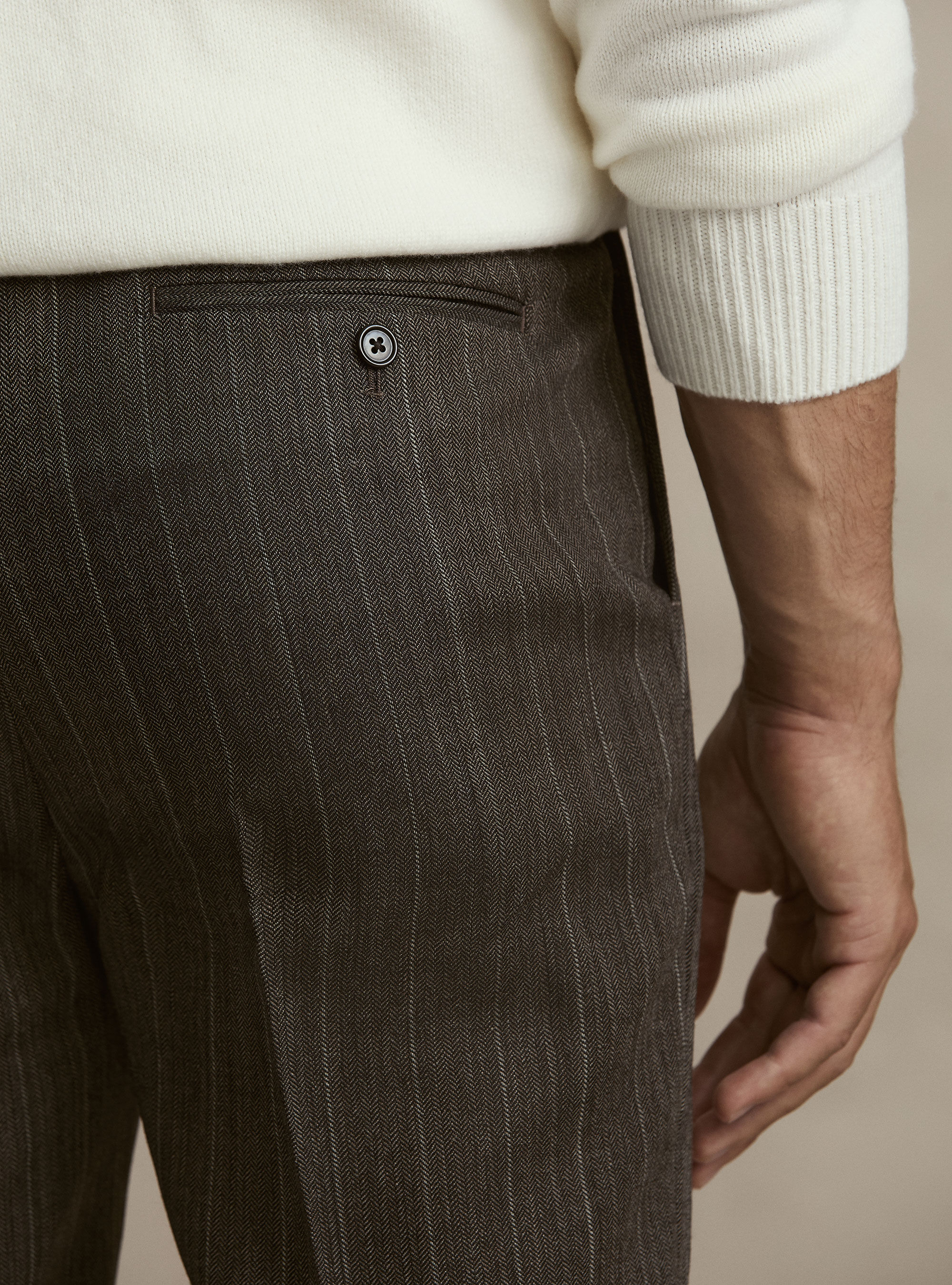 Pantaloni con pince in pura lana spigata, MARRONE