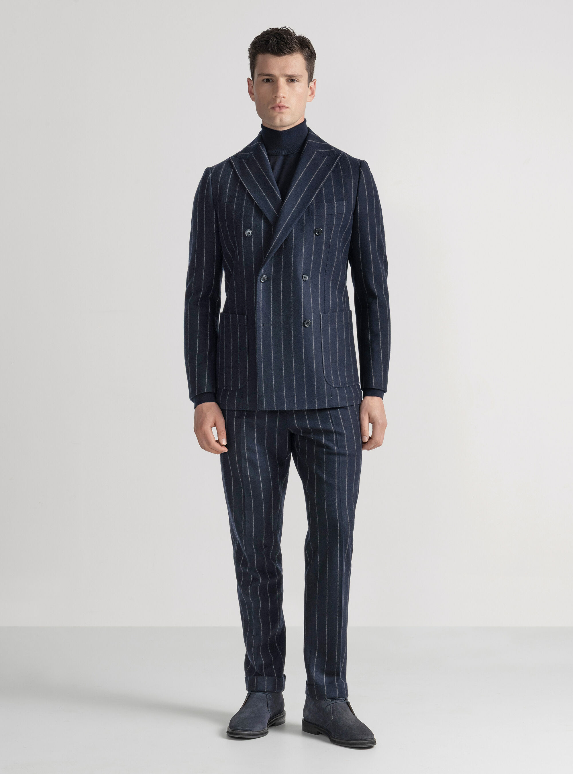 Traje azul marino de doble botonadura en jersey a rayas