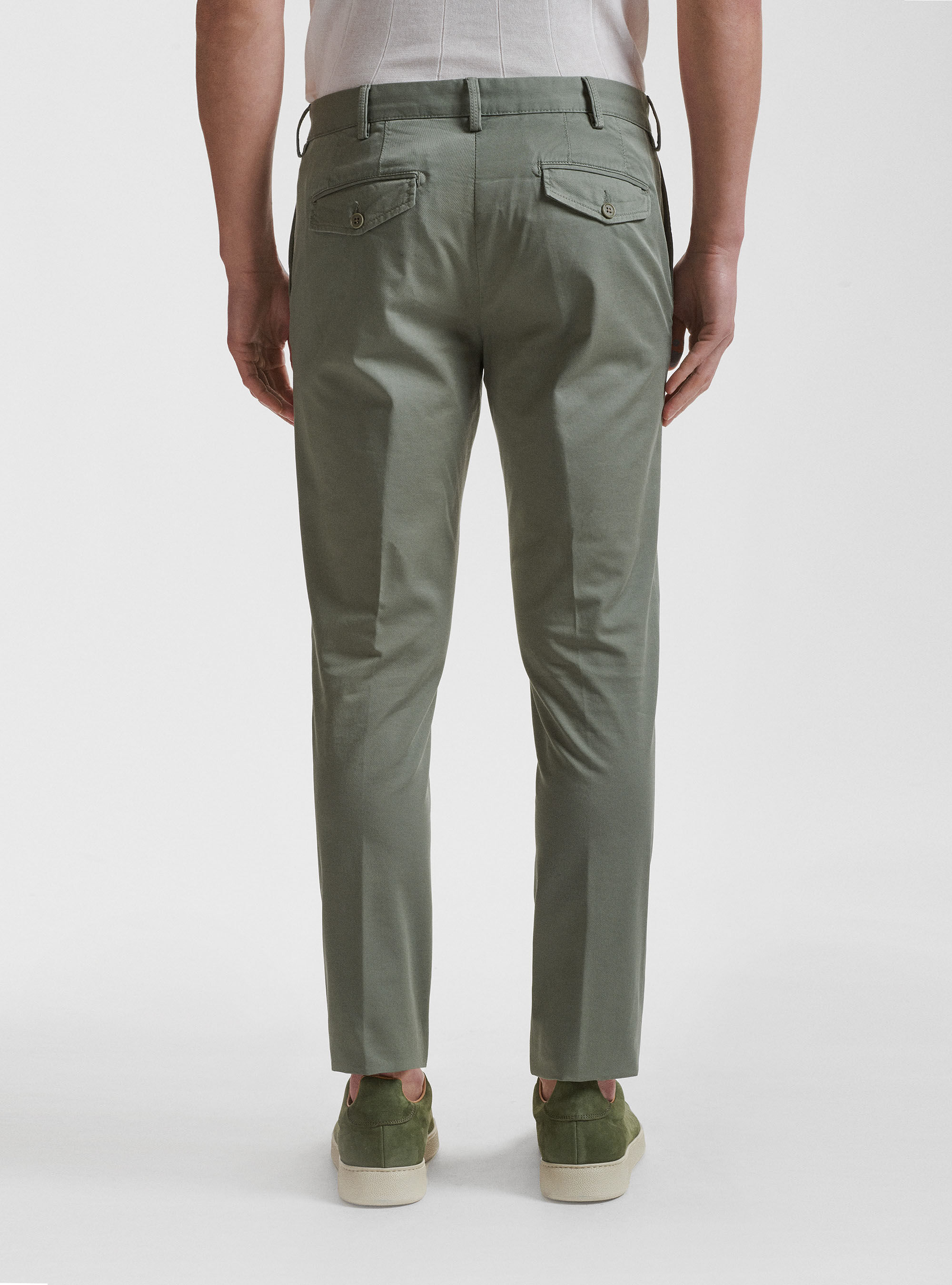 Pantalon chino de sarga elastica tenida en prenda