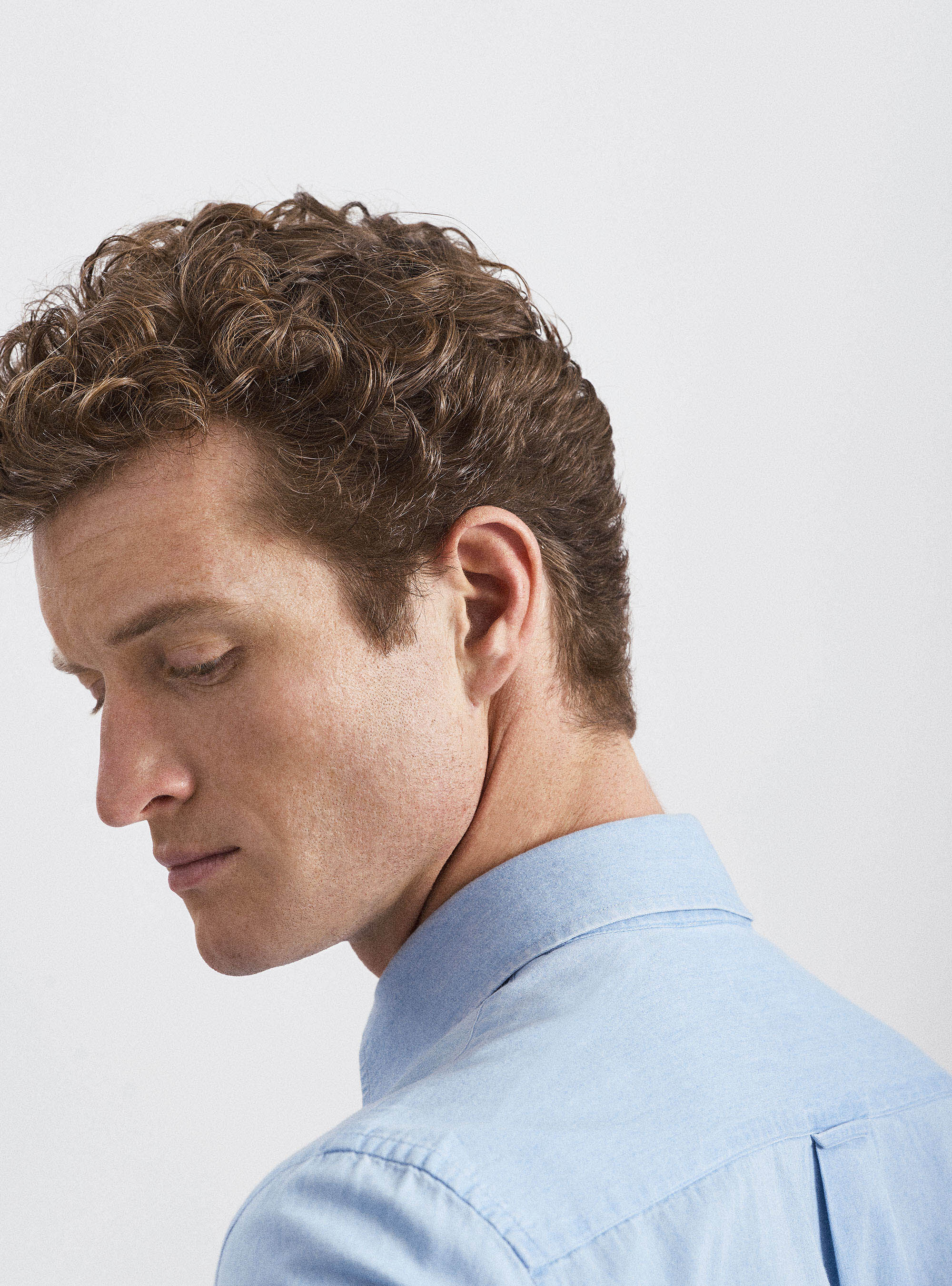 Camisa de chambray de algod&oacute;n con cuello abotonado, CELESTE