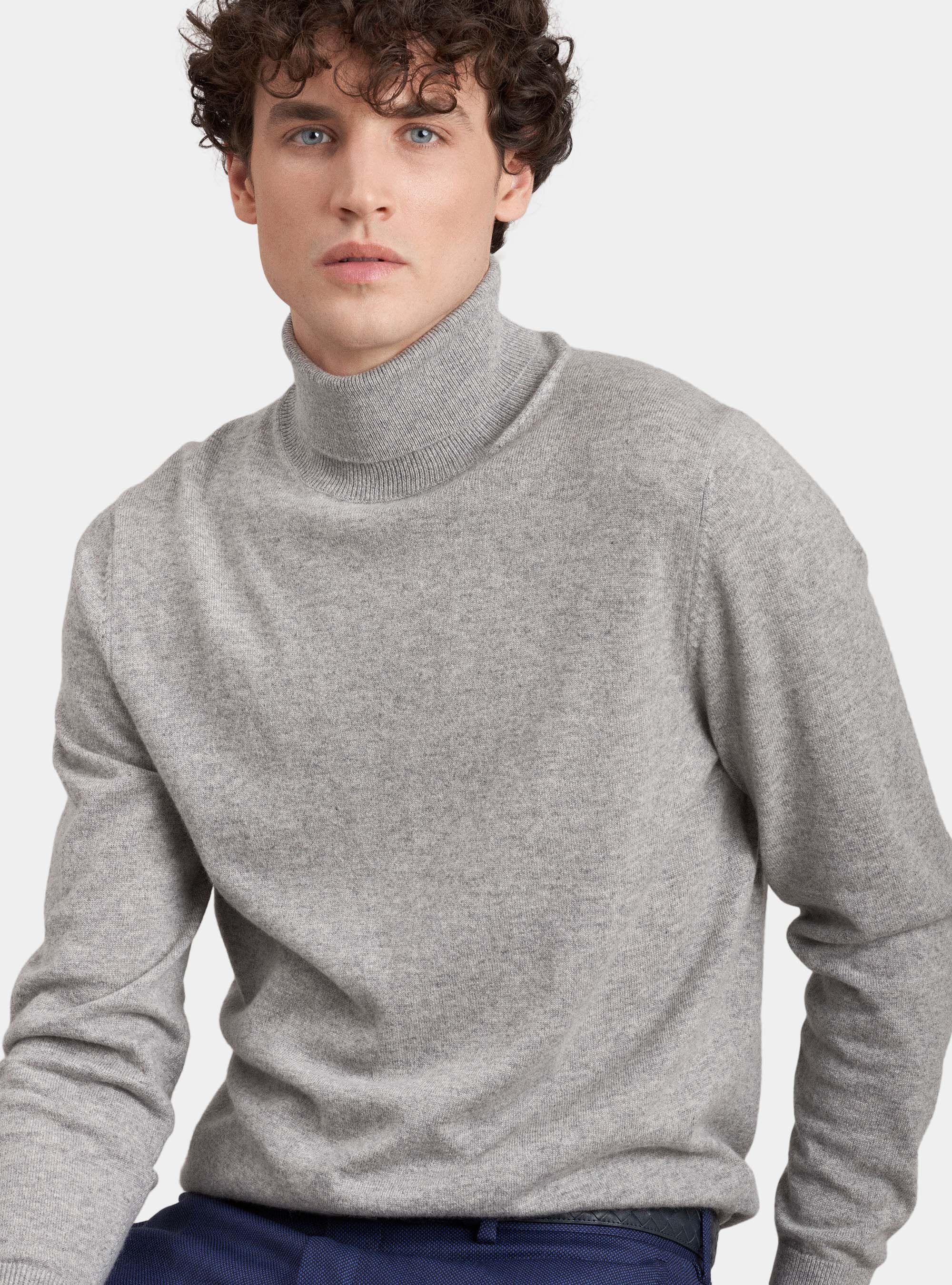 Sweater with high collar clearance