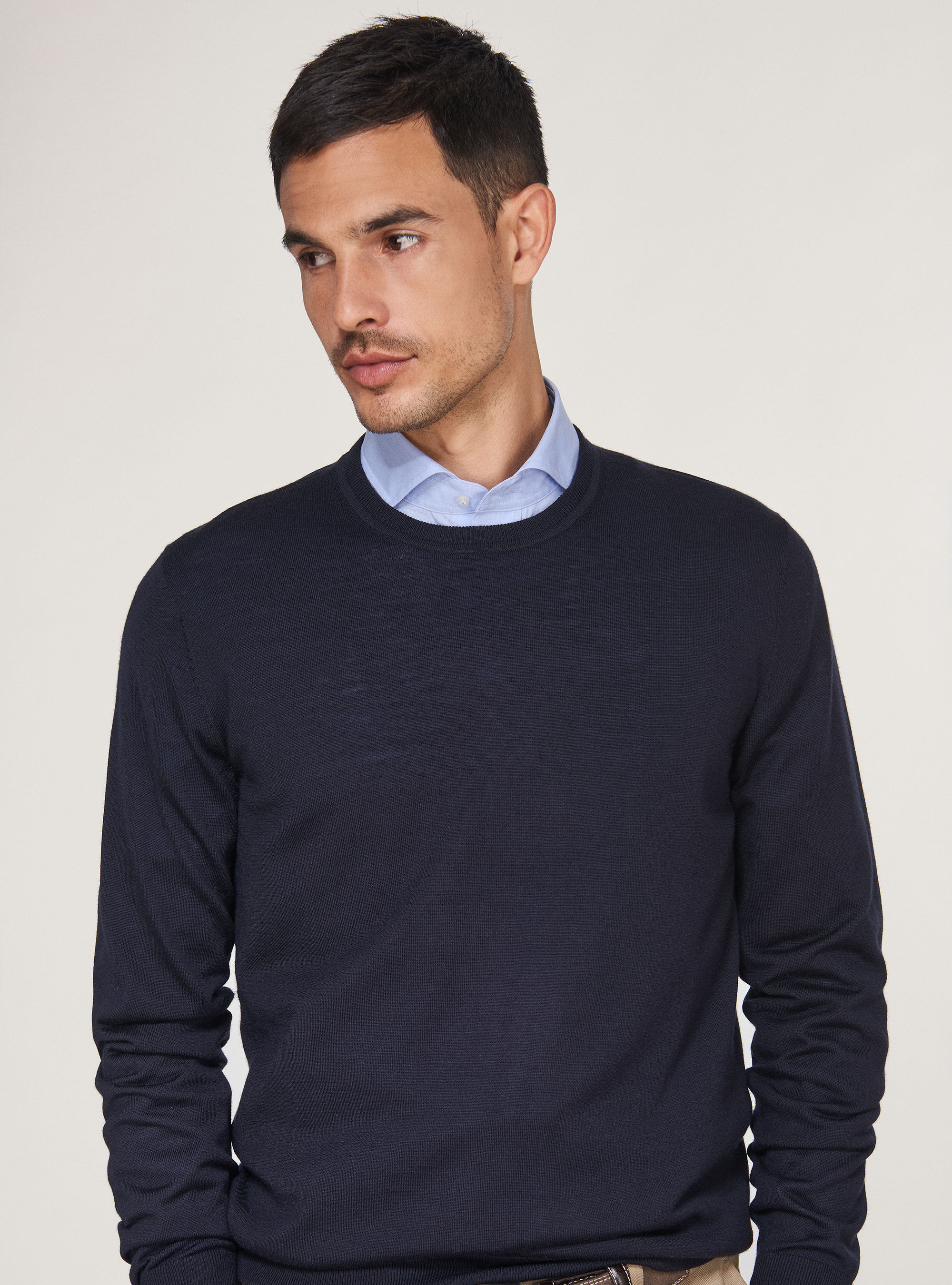 Basic crew outlet neck sweater