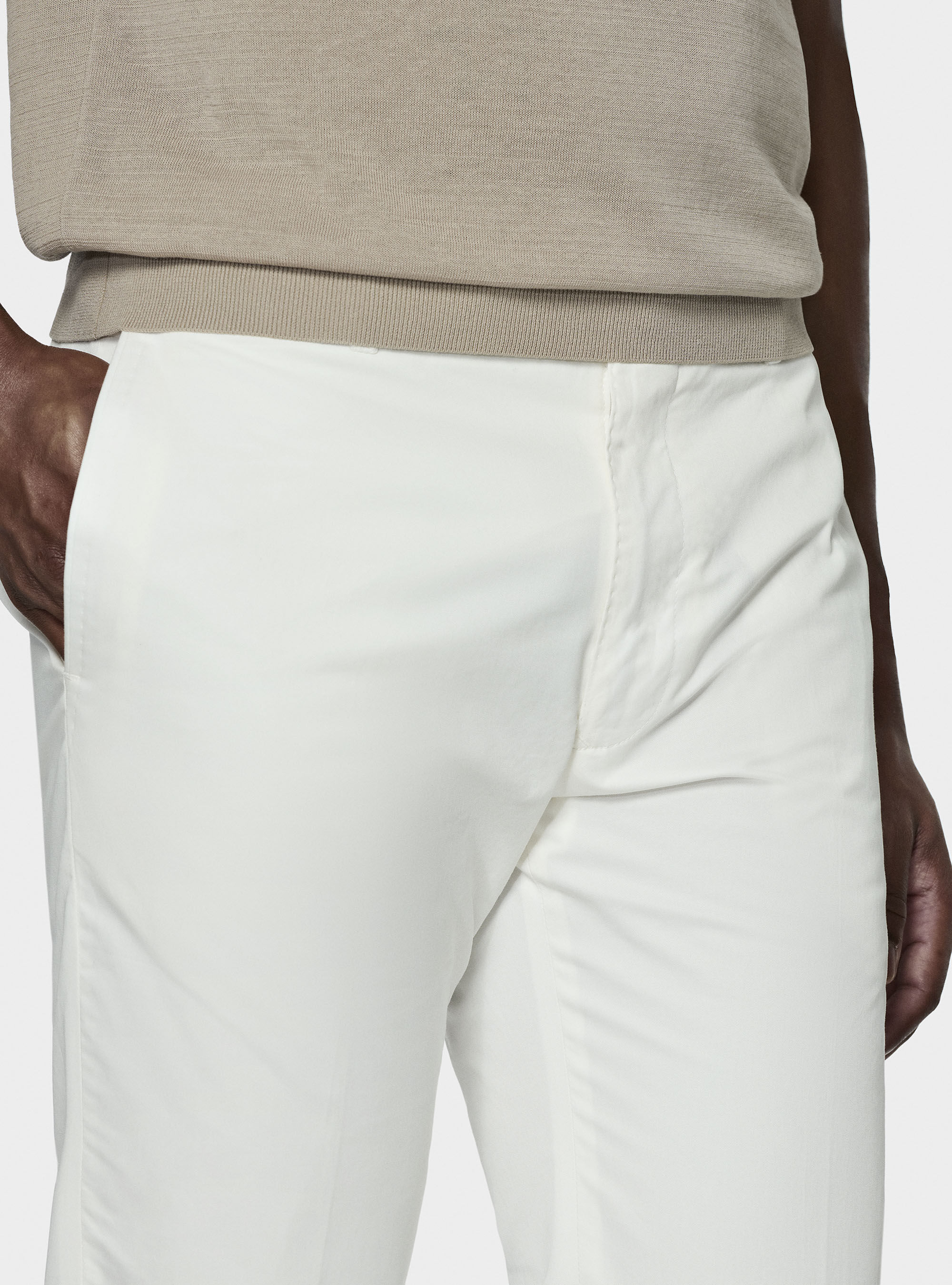 Pantalon chino slim en serg&eacute; l&eacute;ger, BLANC