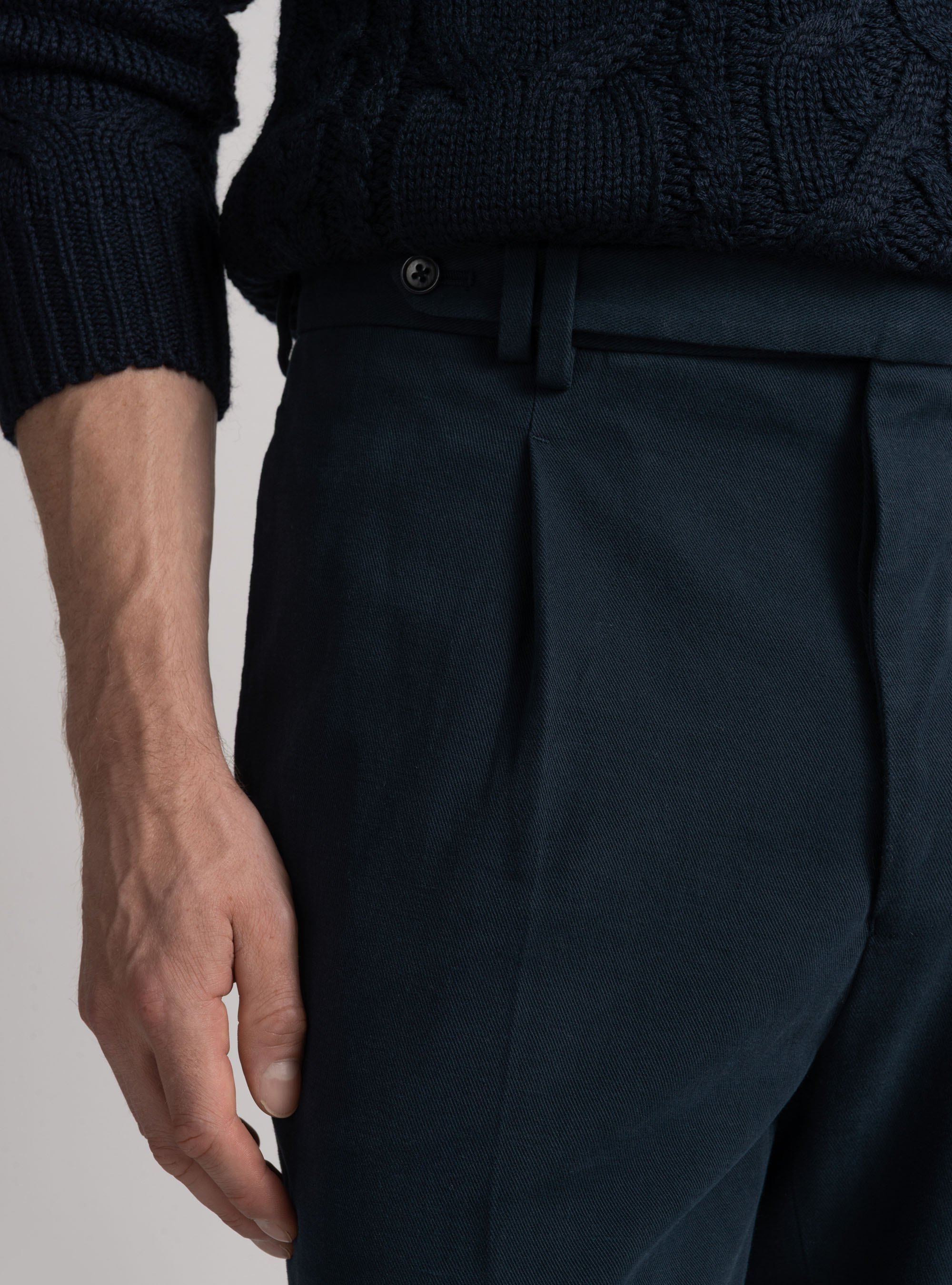 Pantalón de pinzas de sarga de algodón y cachemira, AZUL MARINO