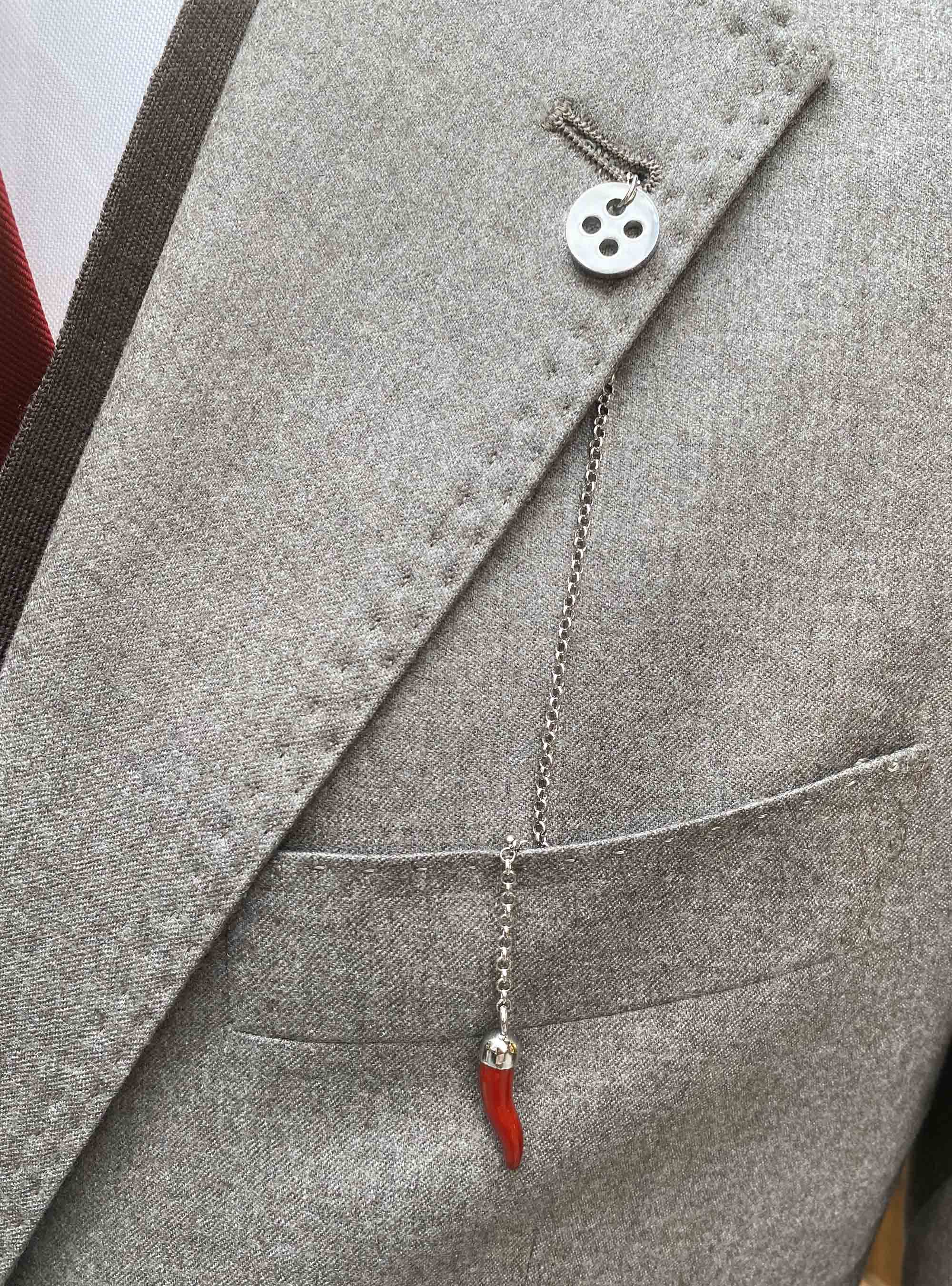 Spilla corno porta fortuna, ROSSO