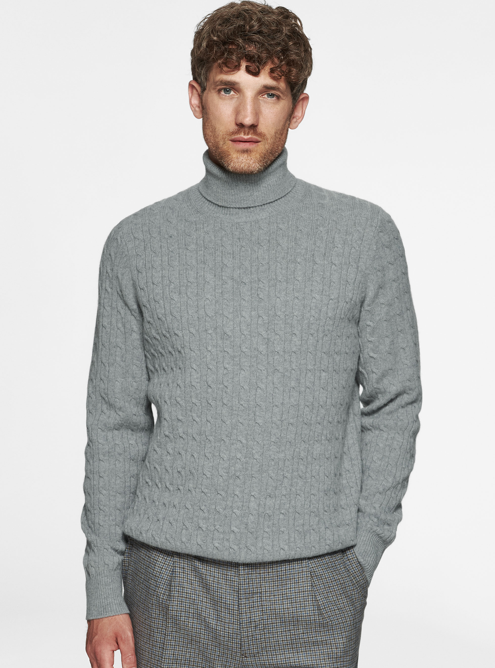 Maglia collo alto in lana cashmere con treccia