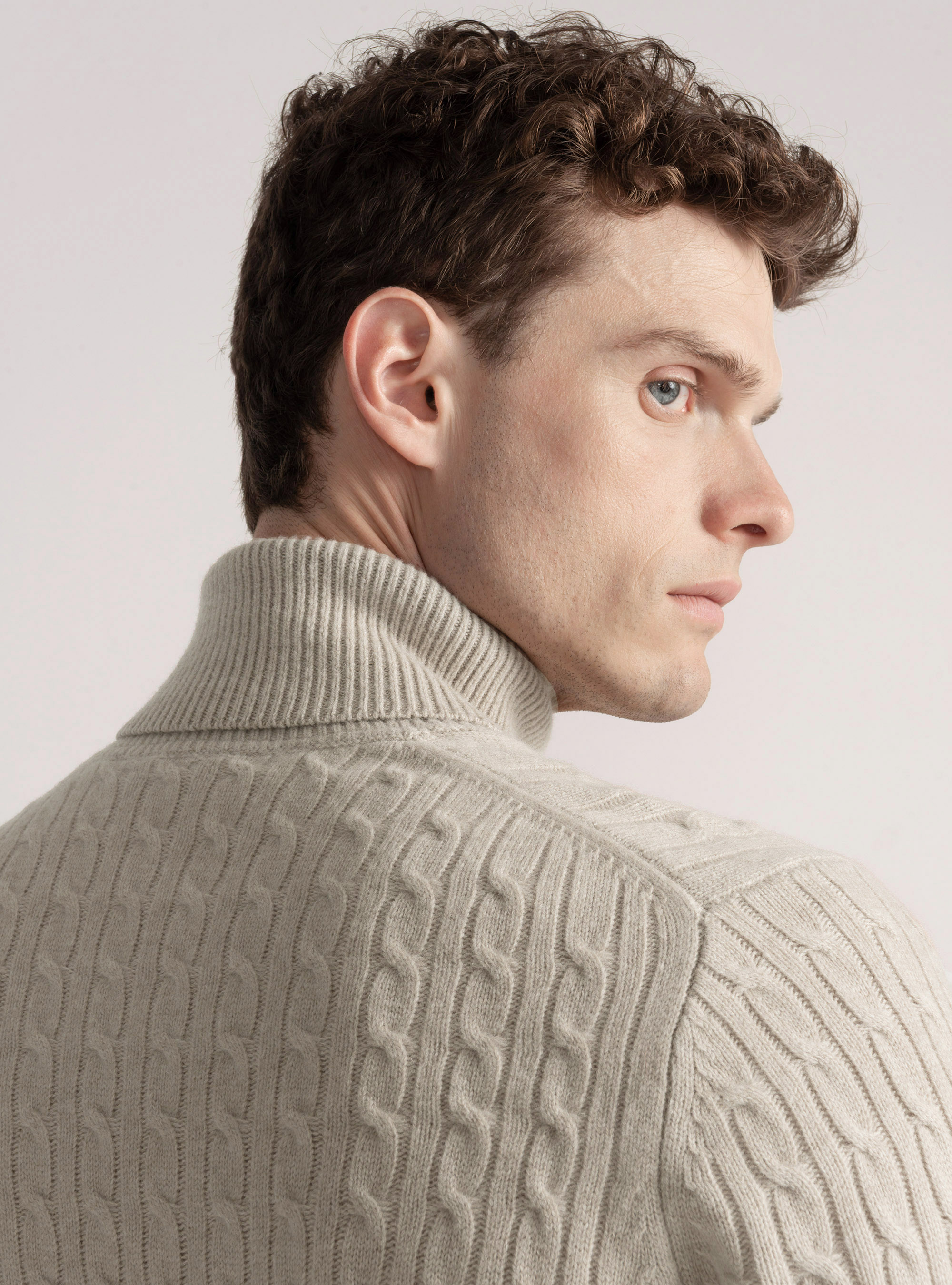 Tricot de laine de cachemire à col montant, Ã CRU