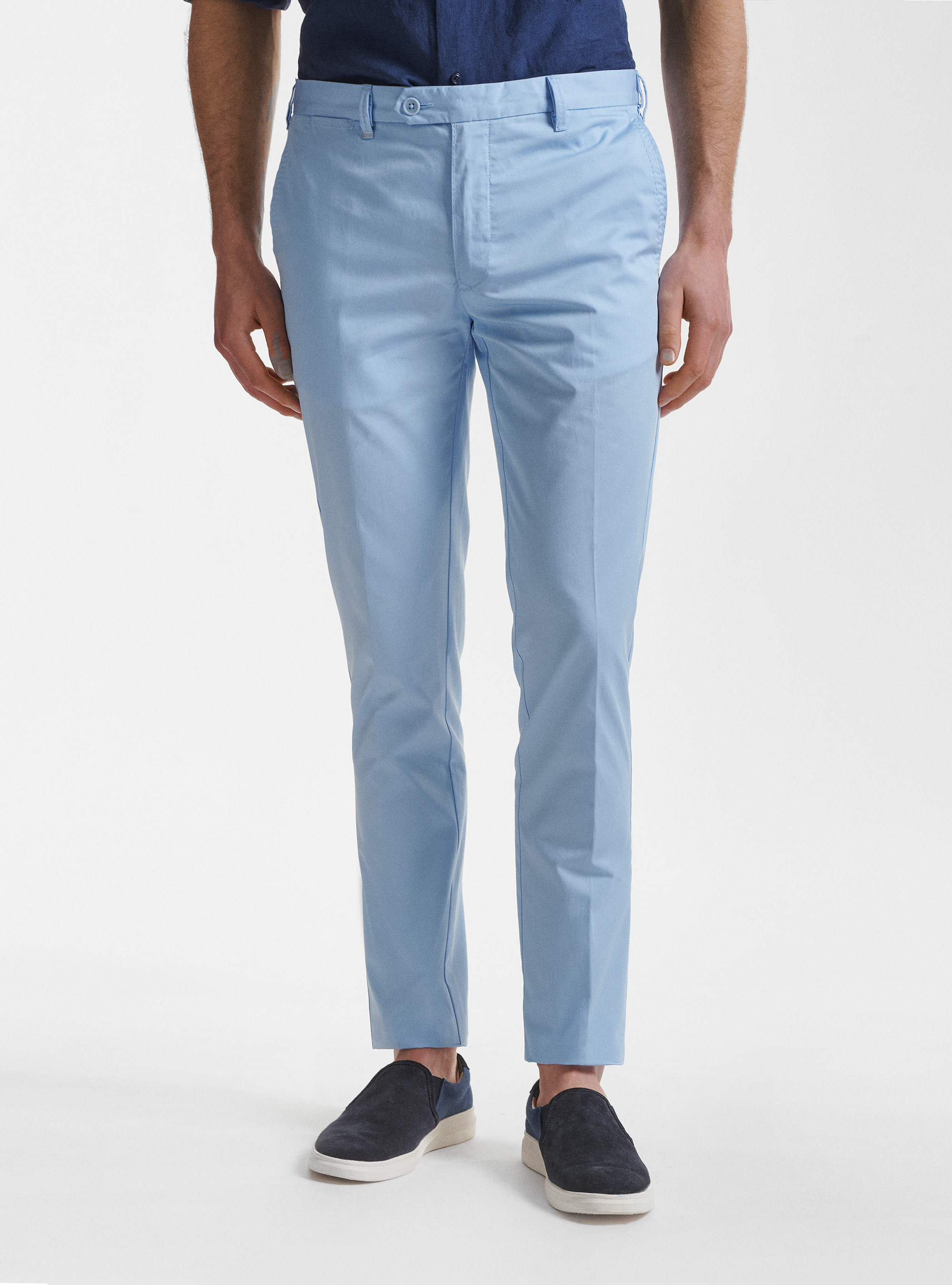 Pantaloni slim fit in twill leggero, AZZURRO