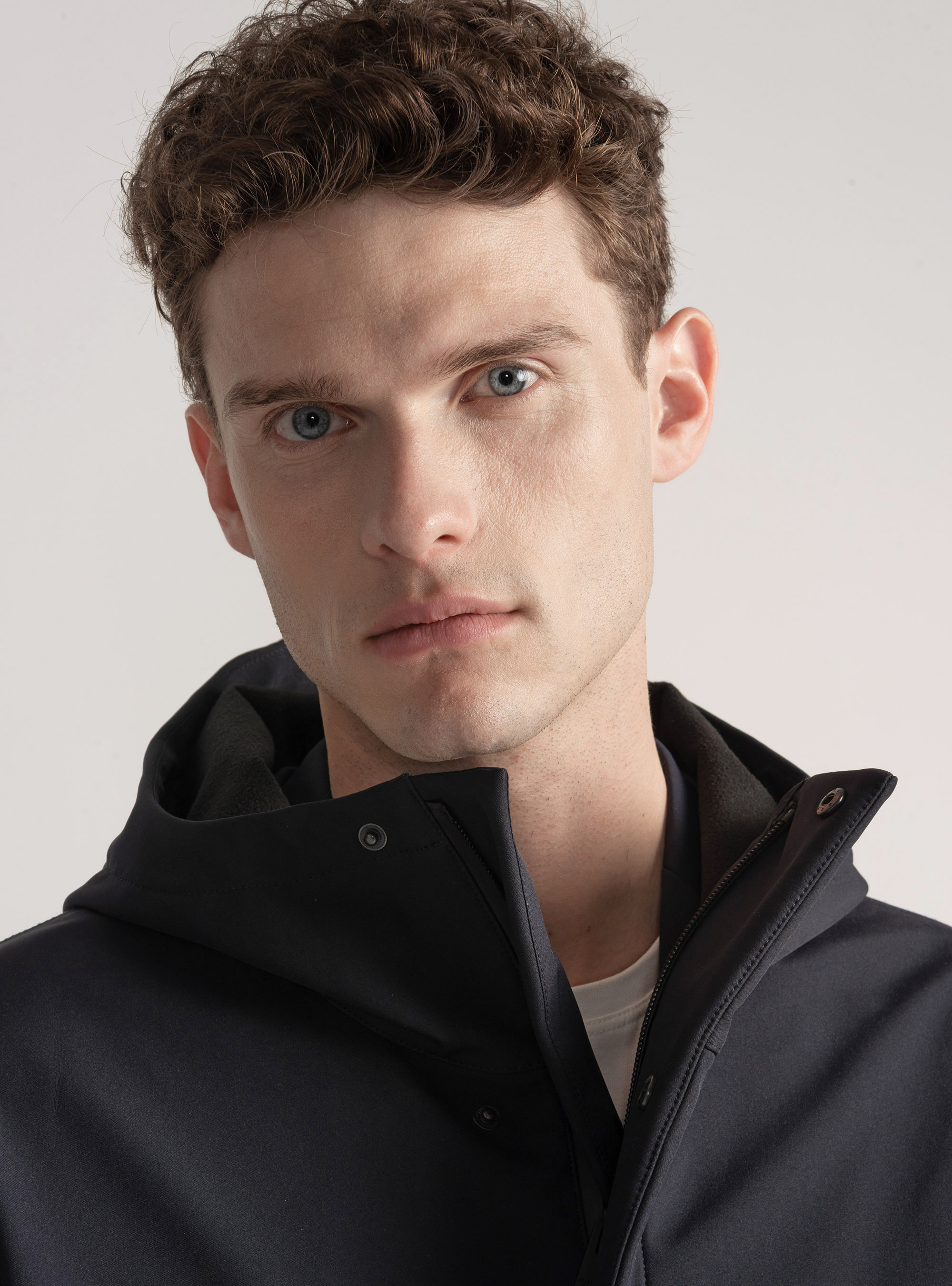 Cazadora técnica larga con capucha, AZUL MARINO