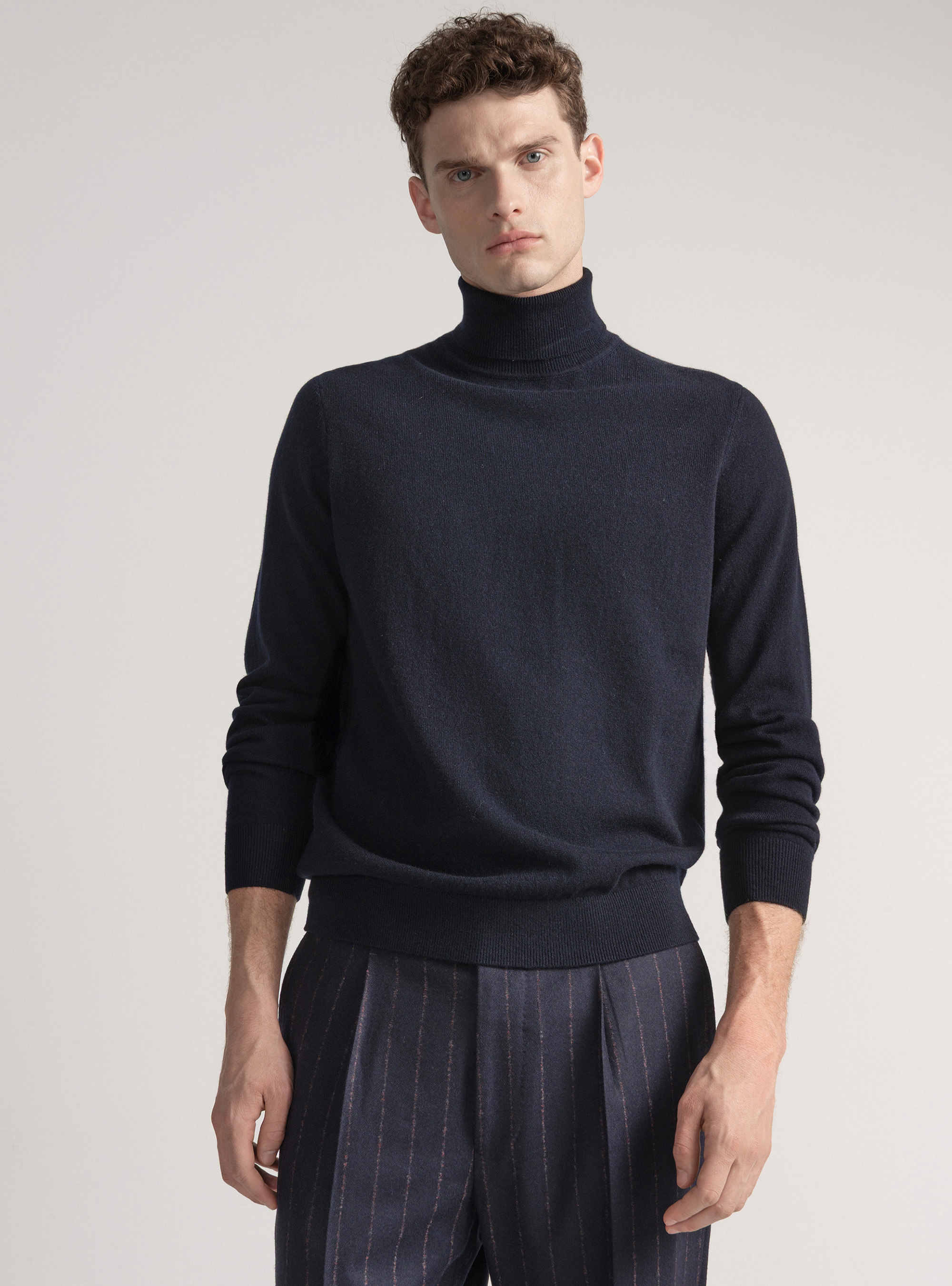 Cuello alto de cachemira, AZUL MARINO