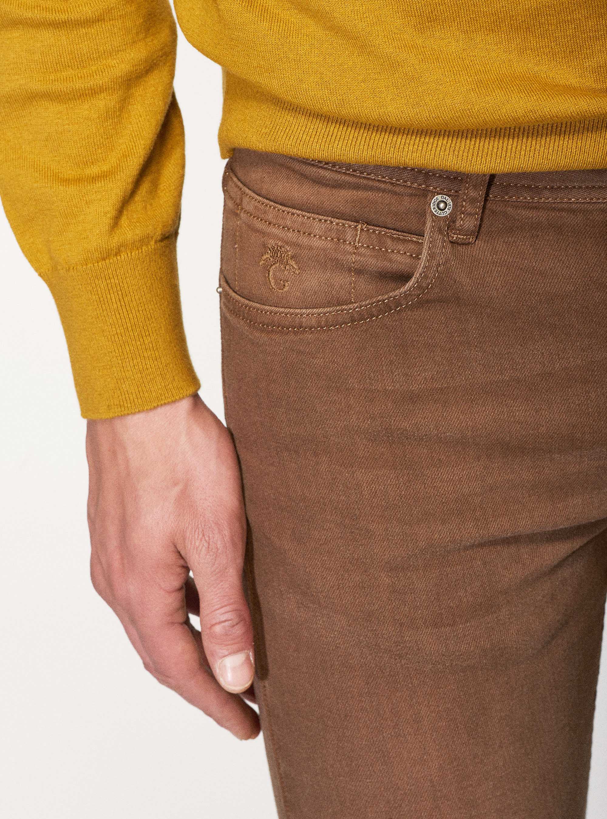 Jeans tailor fit colorati, MARRONE