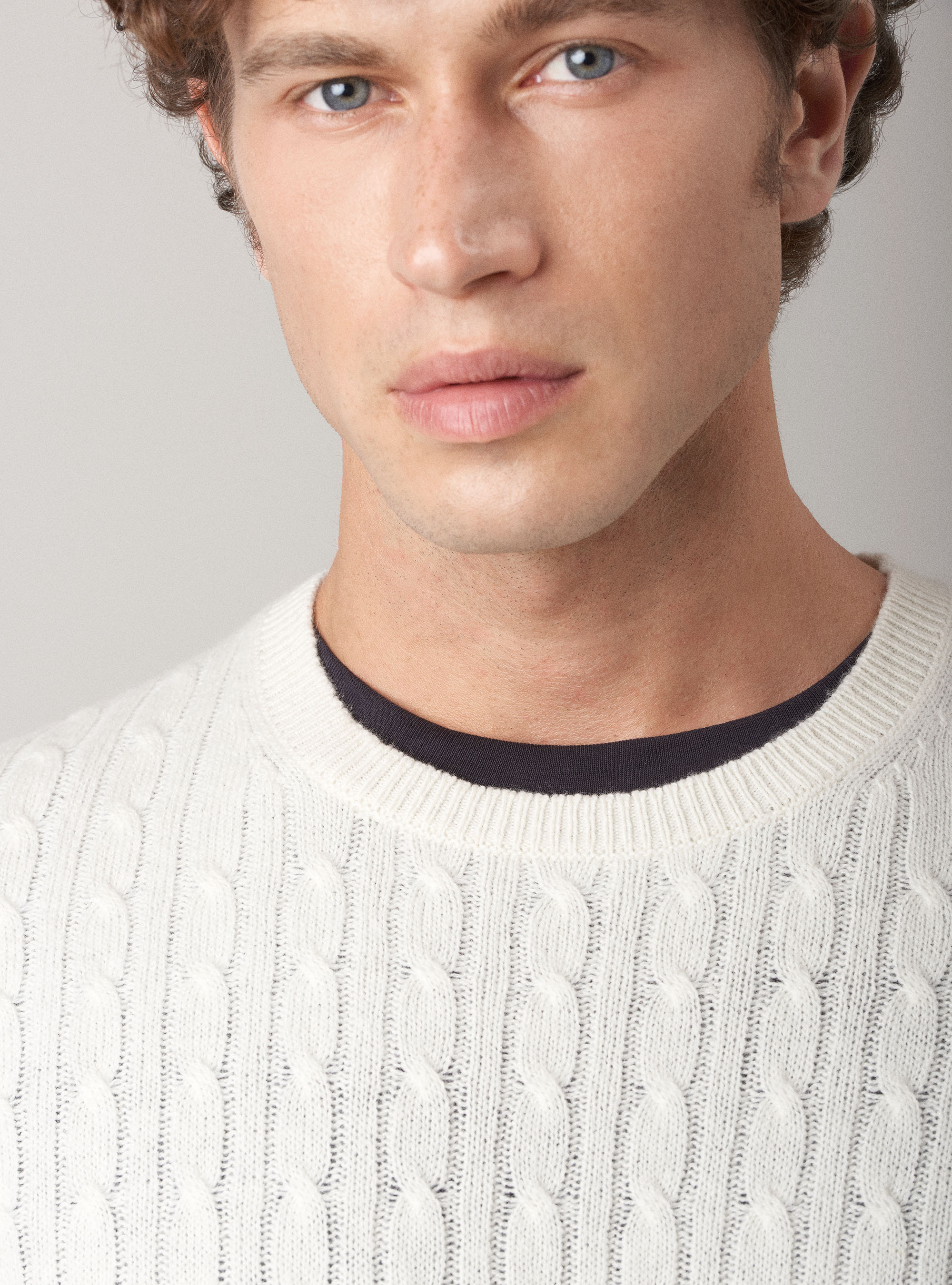 Maglia girocollo in lana lambswool e cashmere con trecce, BIANCO