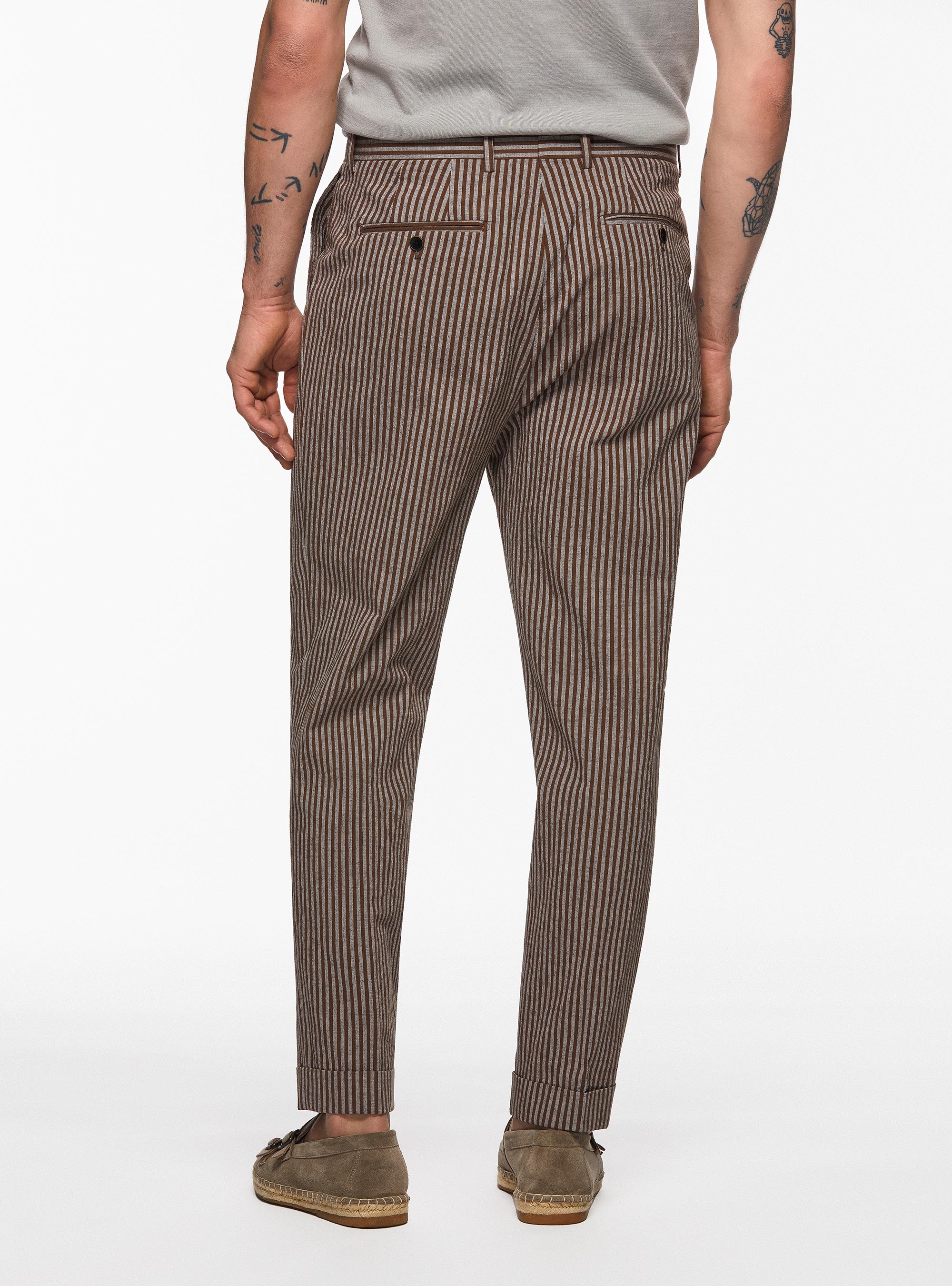 Pantaloni con pinces in seersucker rigato, TABACCO