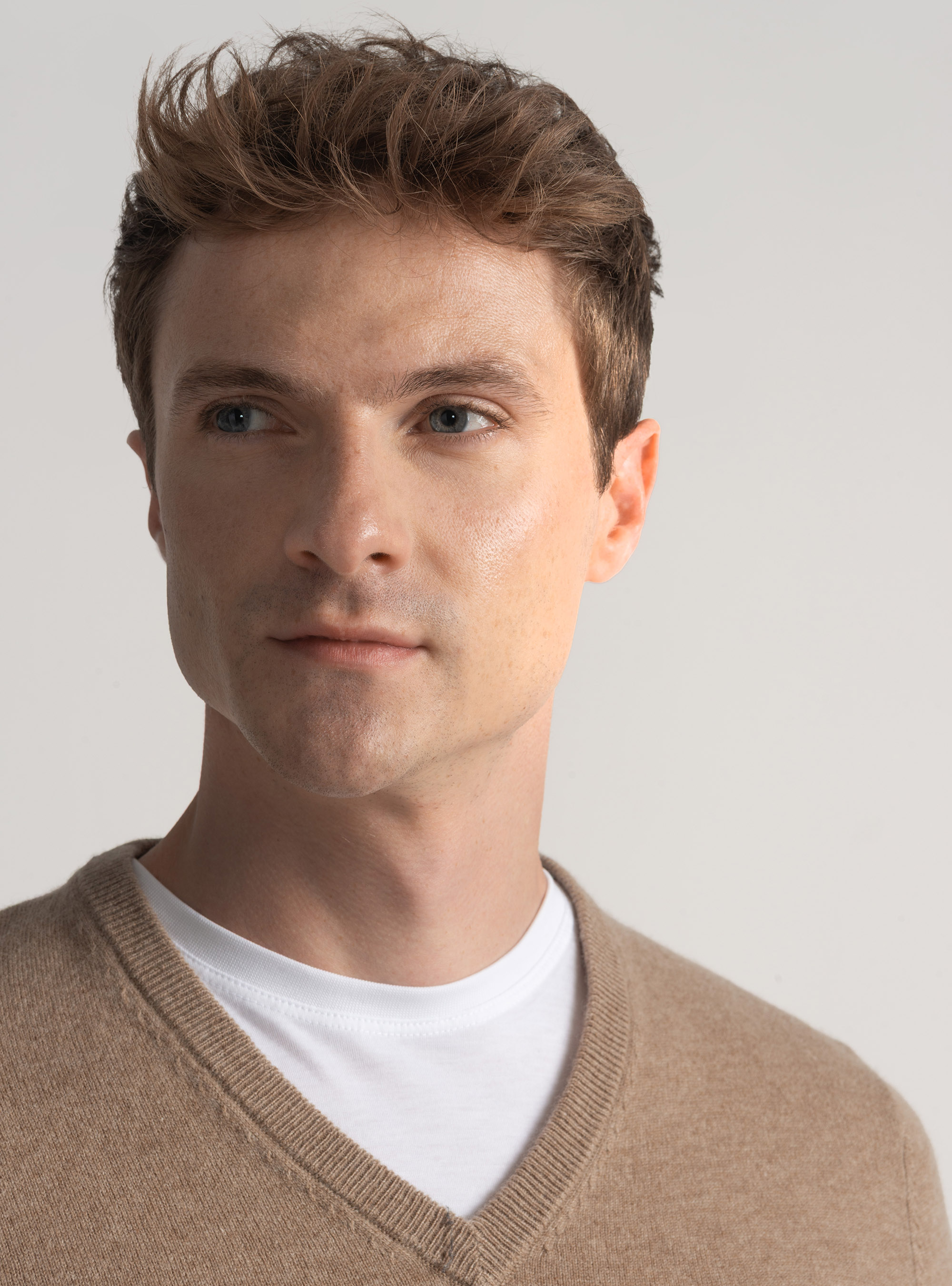 Maglia scollo a V in lana merino, CAMMELLO 0570C