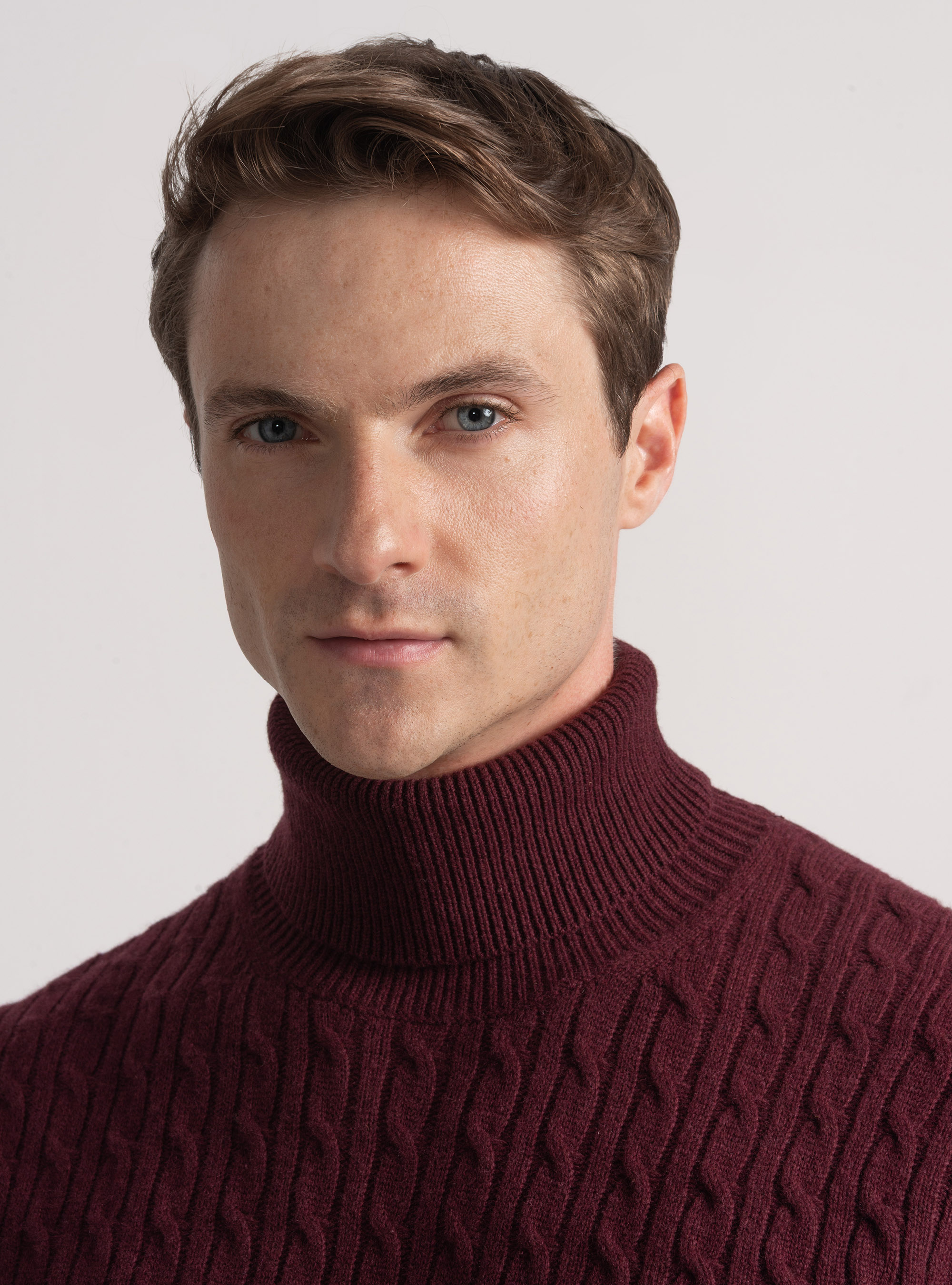 Maglia collo alto con treccia in lana cashmere, BORDEAUX