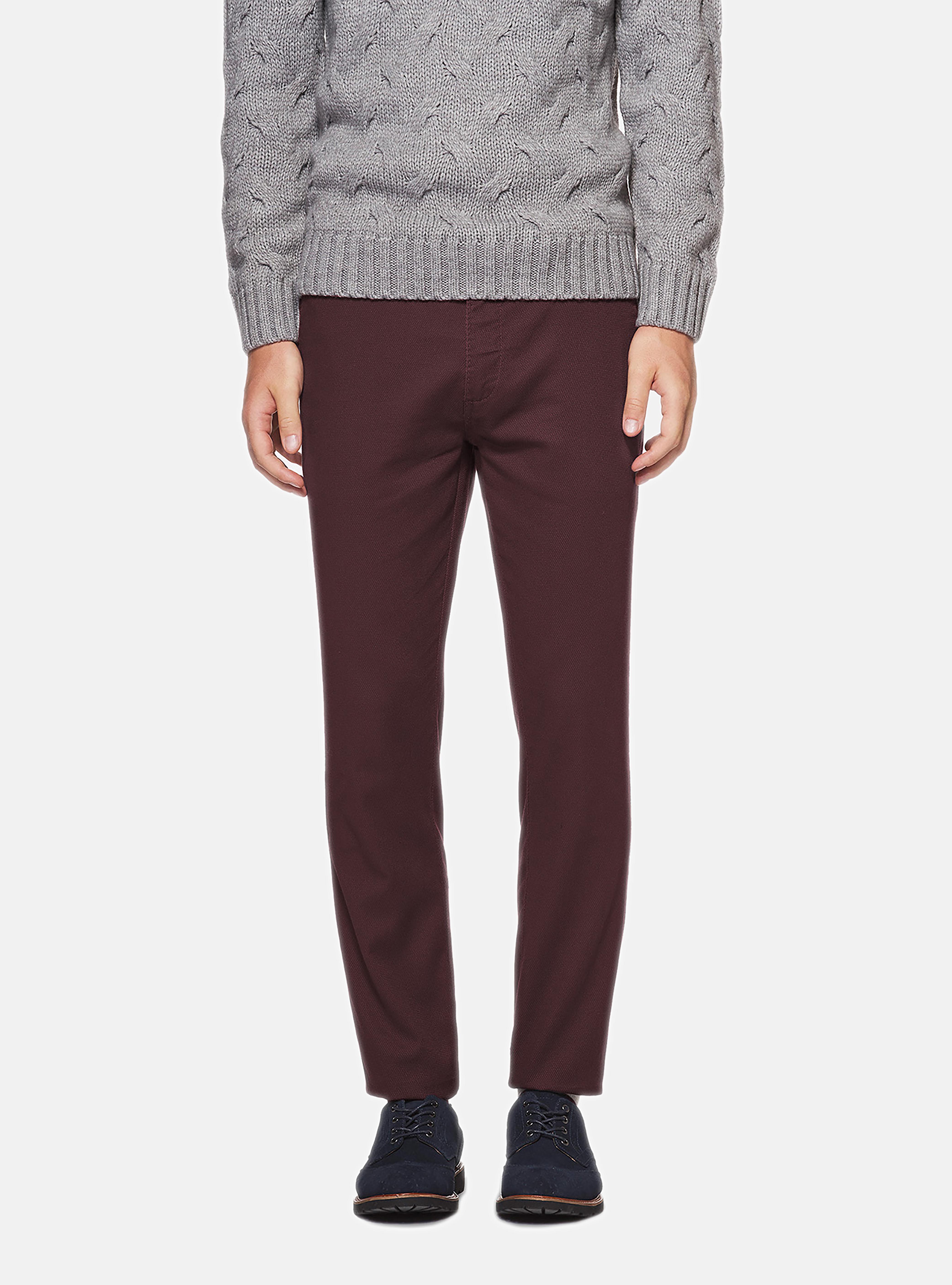Pantaloni chino slim fit in gabardina armaturata, BORDEAUX