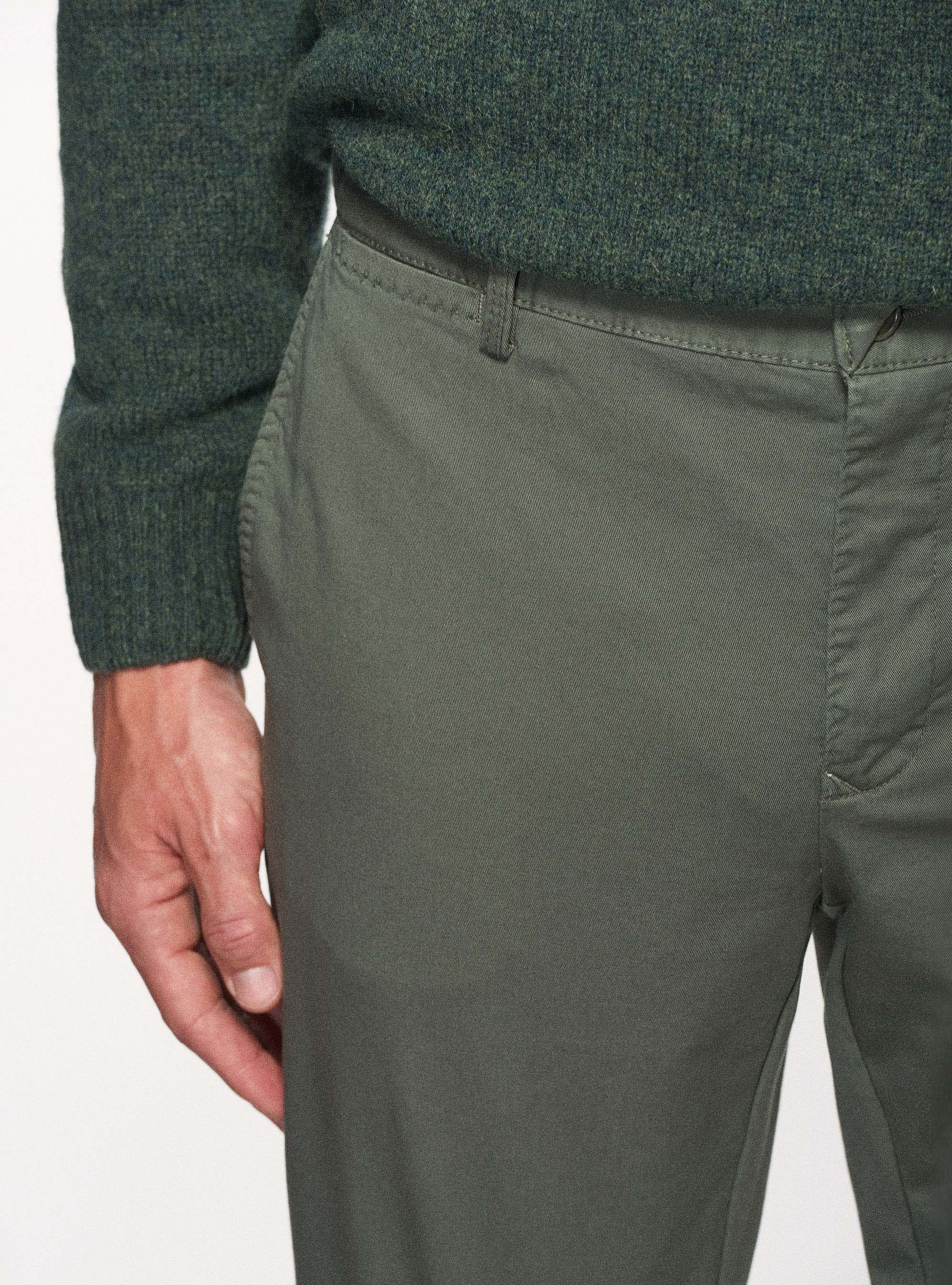 Pantaloni chino in twill di cotone stretch, MILITARE 0609C