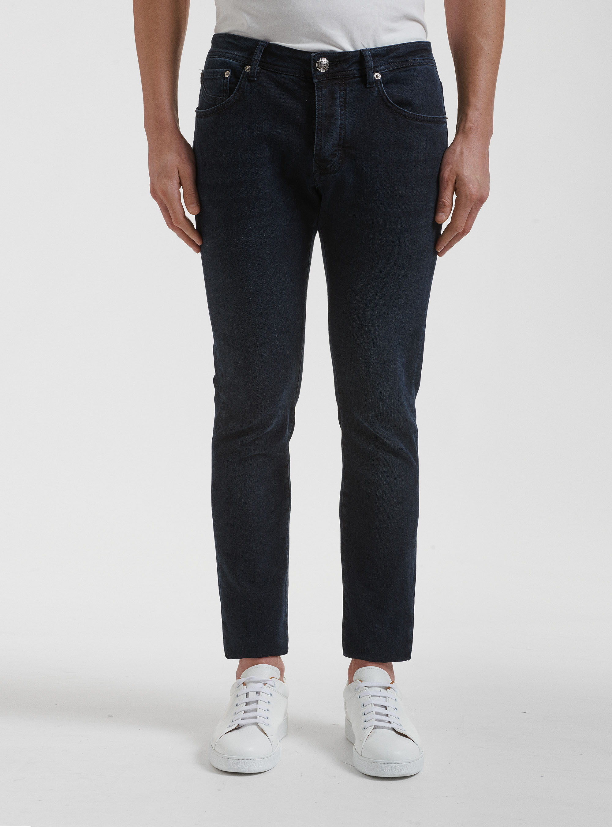 Coloured yarn-dyed jeans