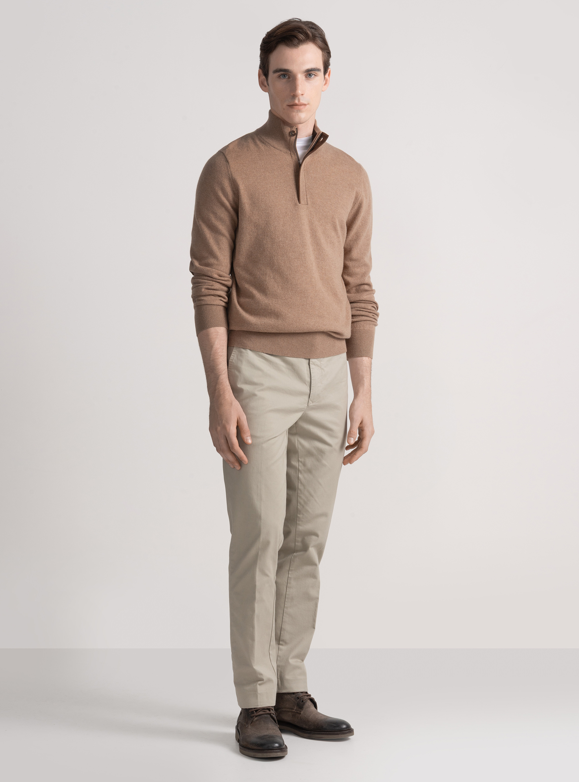 Pantalón chino slim fit de sarga elástica, CRUDO