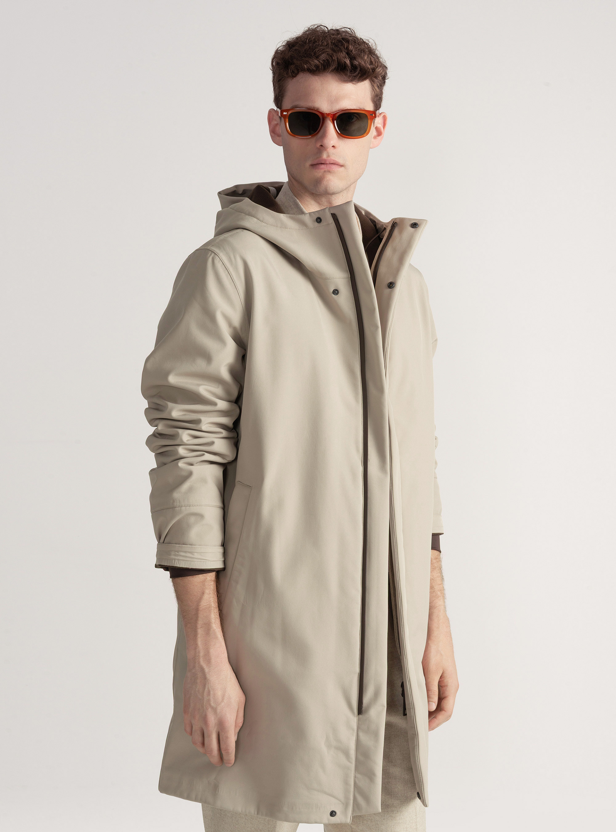 Cazadora técnica larga con capucha, ARENA