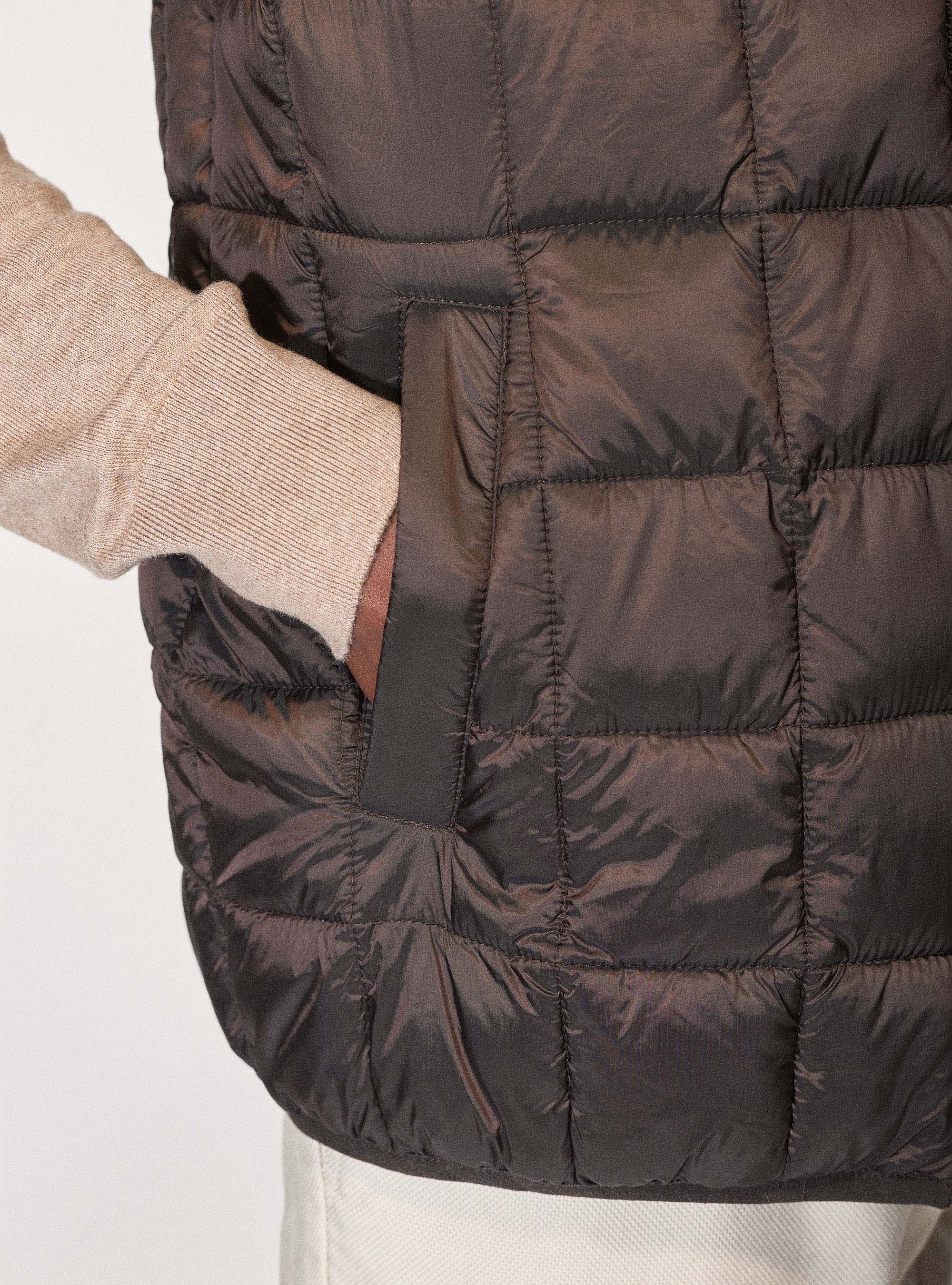 Smanicato trapuntato con imbottitura riciclata, MARRONE