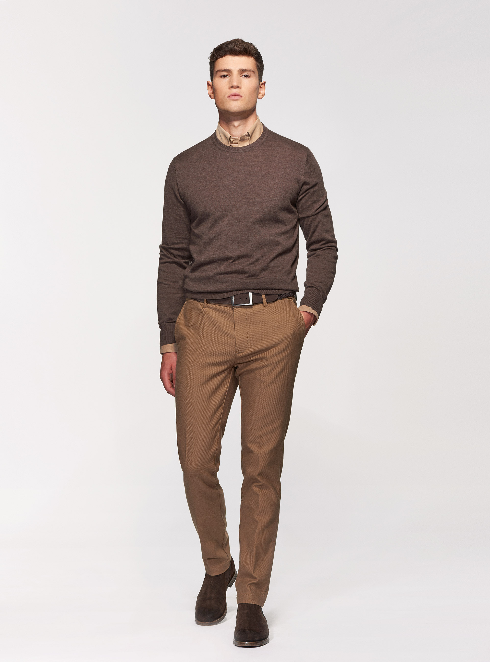 Maglia girocollo in pura lana merino extrafine, FANGO