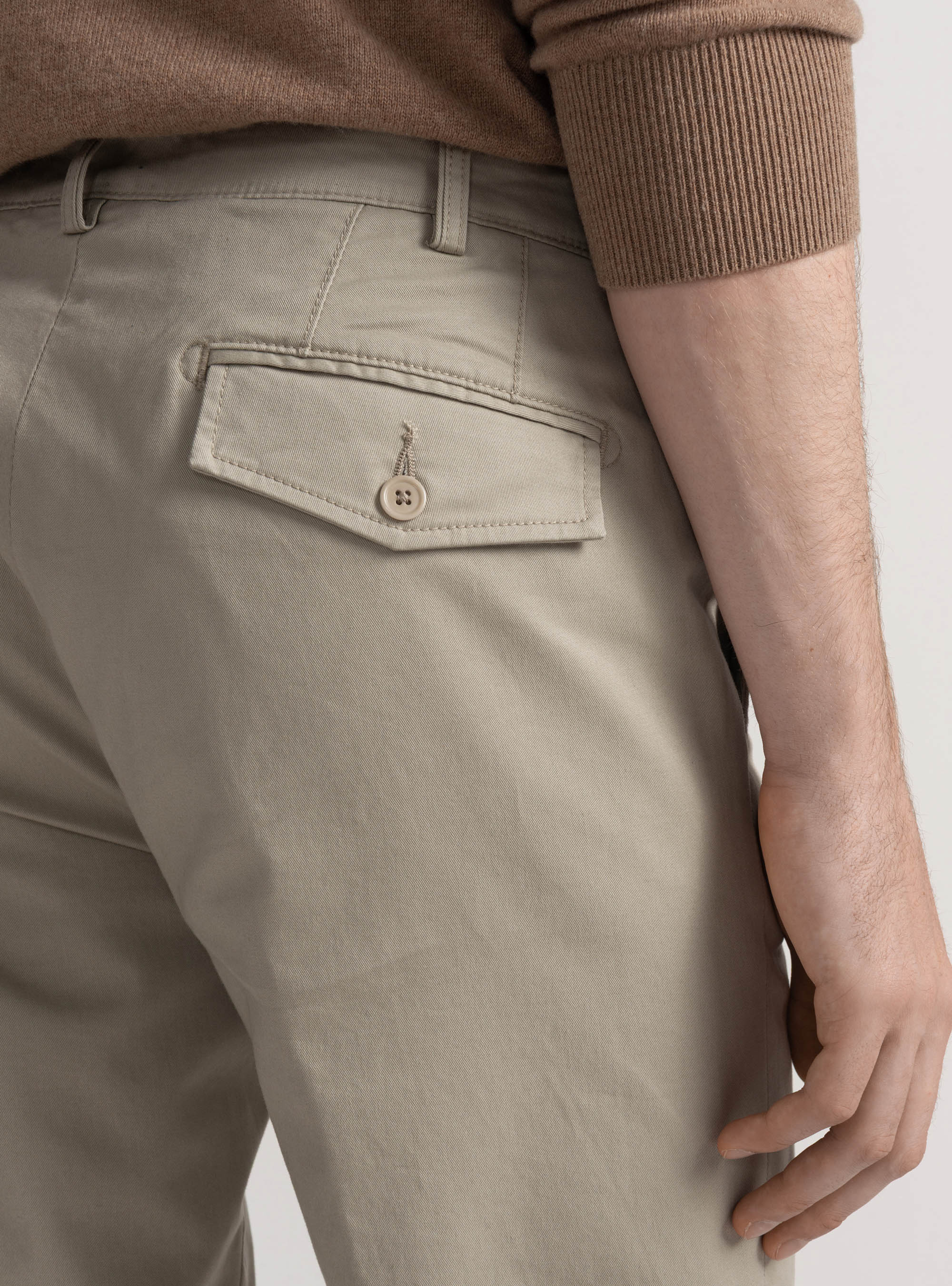 Pantalón chino slim fit de sarga elástica, CRUDO