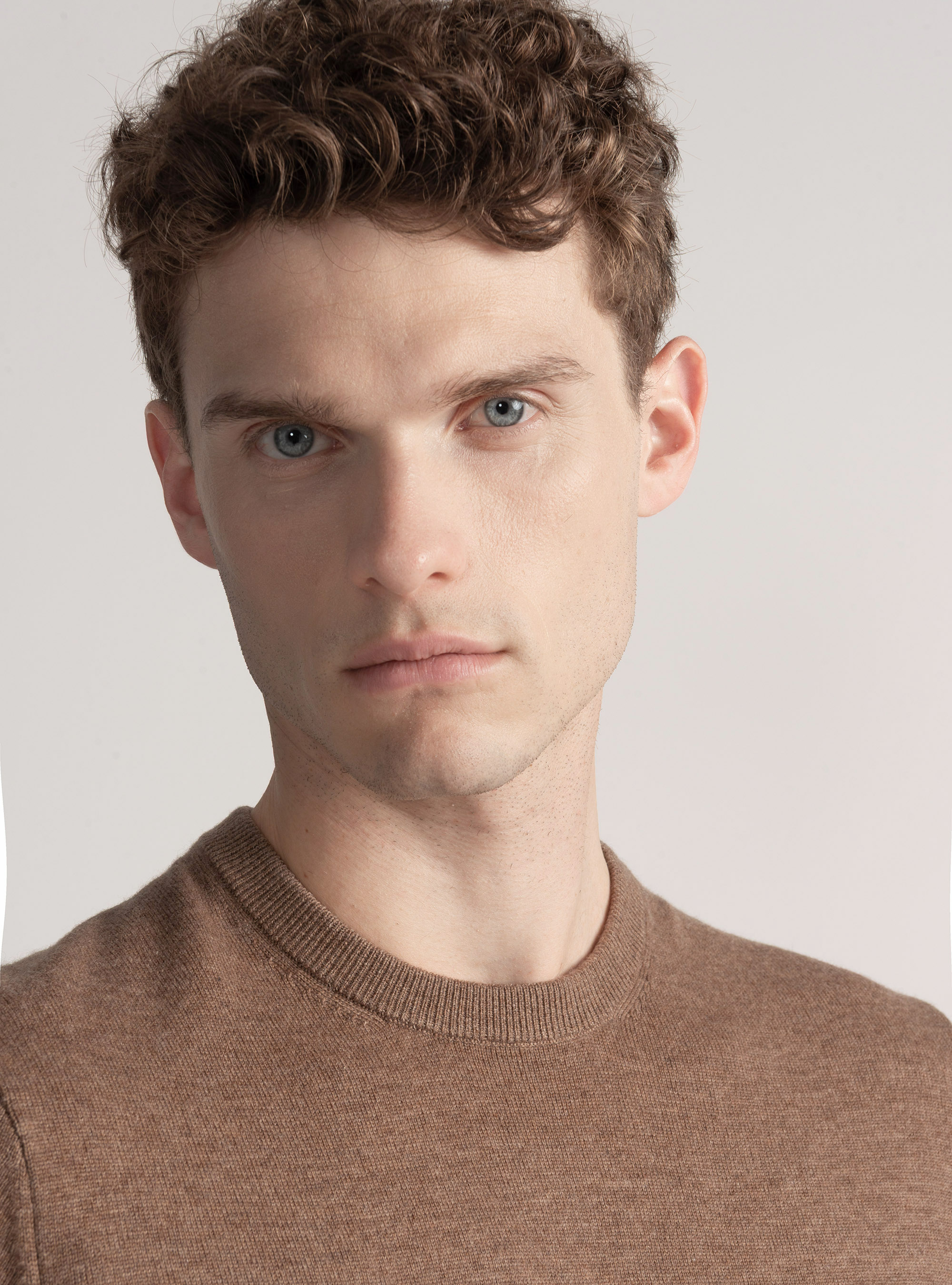 Tricot à col ras du cou en laine mélangée, BOUE