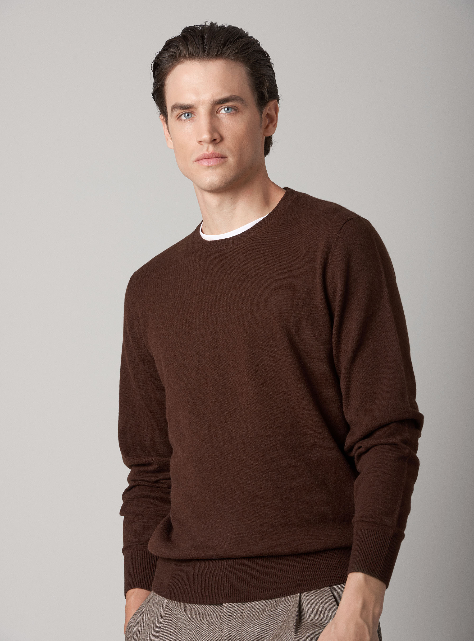 Lambswool wool and cashmere crew neck sweater | GutteridgeEU | Men's ...