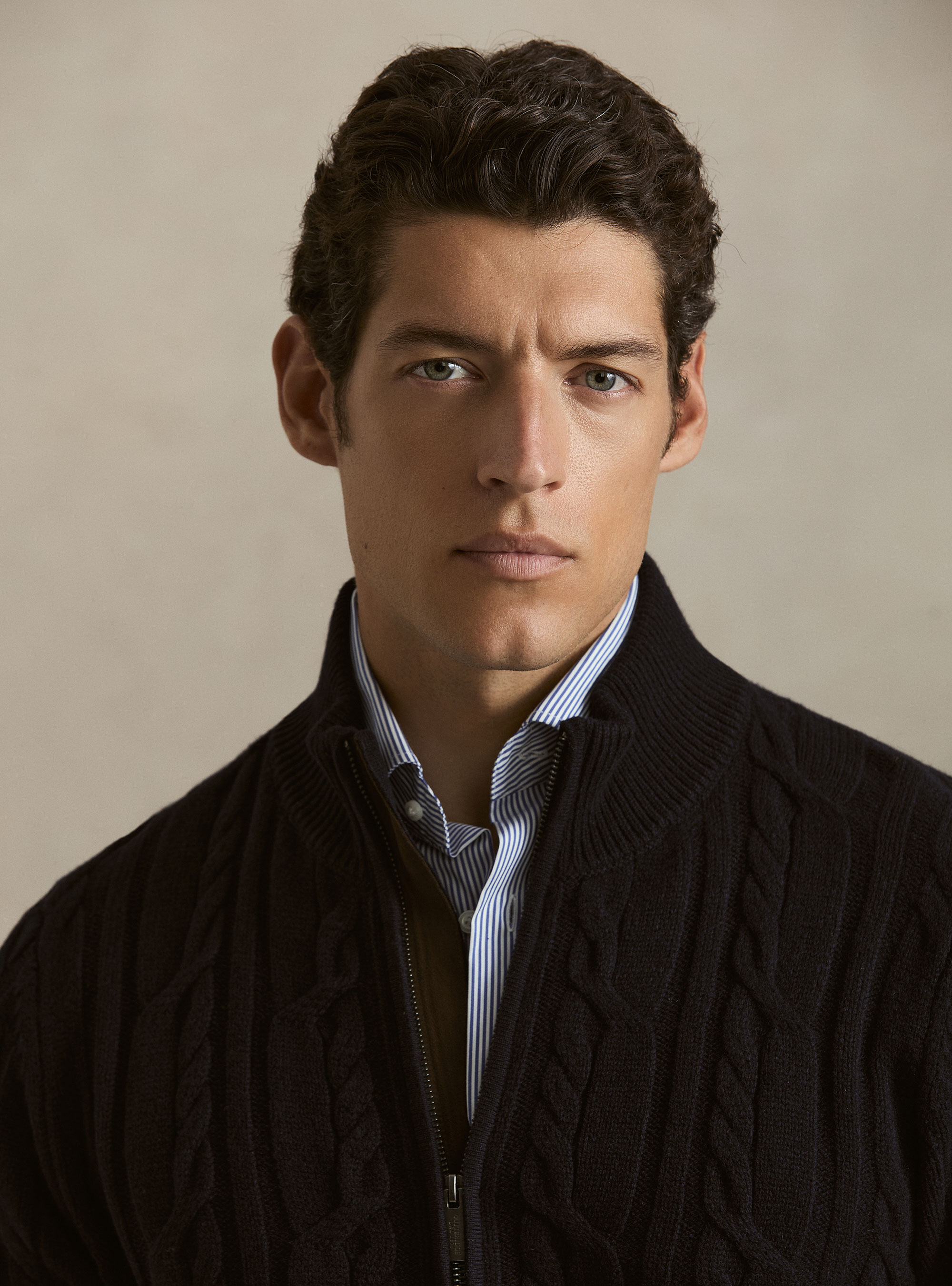 Strickjacke aus Wolle und Kaschmir mit Zopfmuster, NAVY 0218C