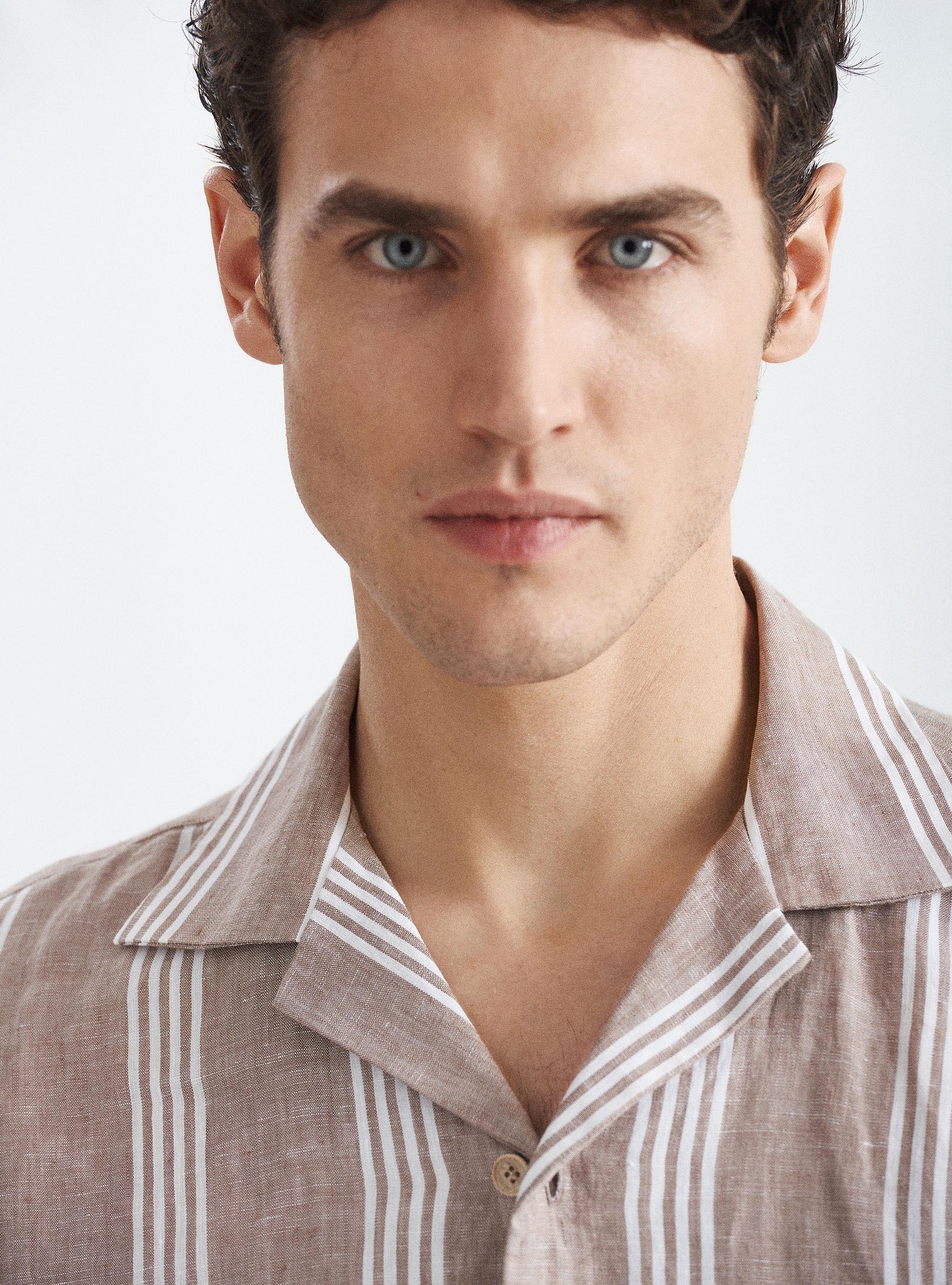 Camicia comfort fit in lino e cotone rigato, MARRONE
