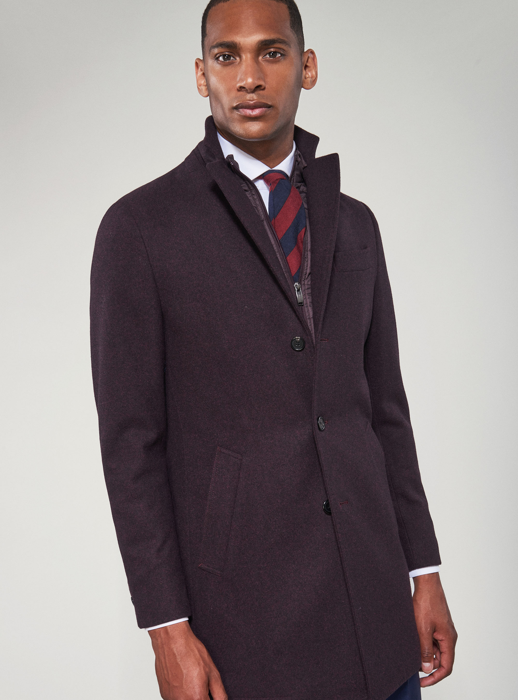 abrigo color burdeos