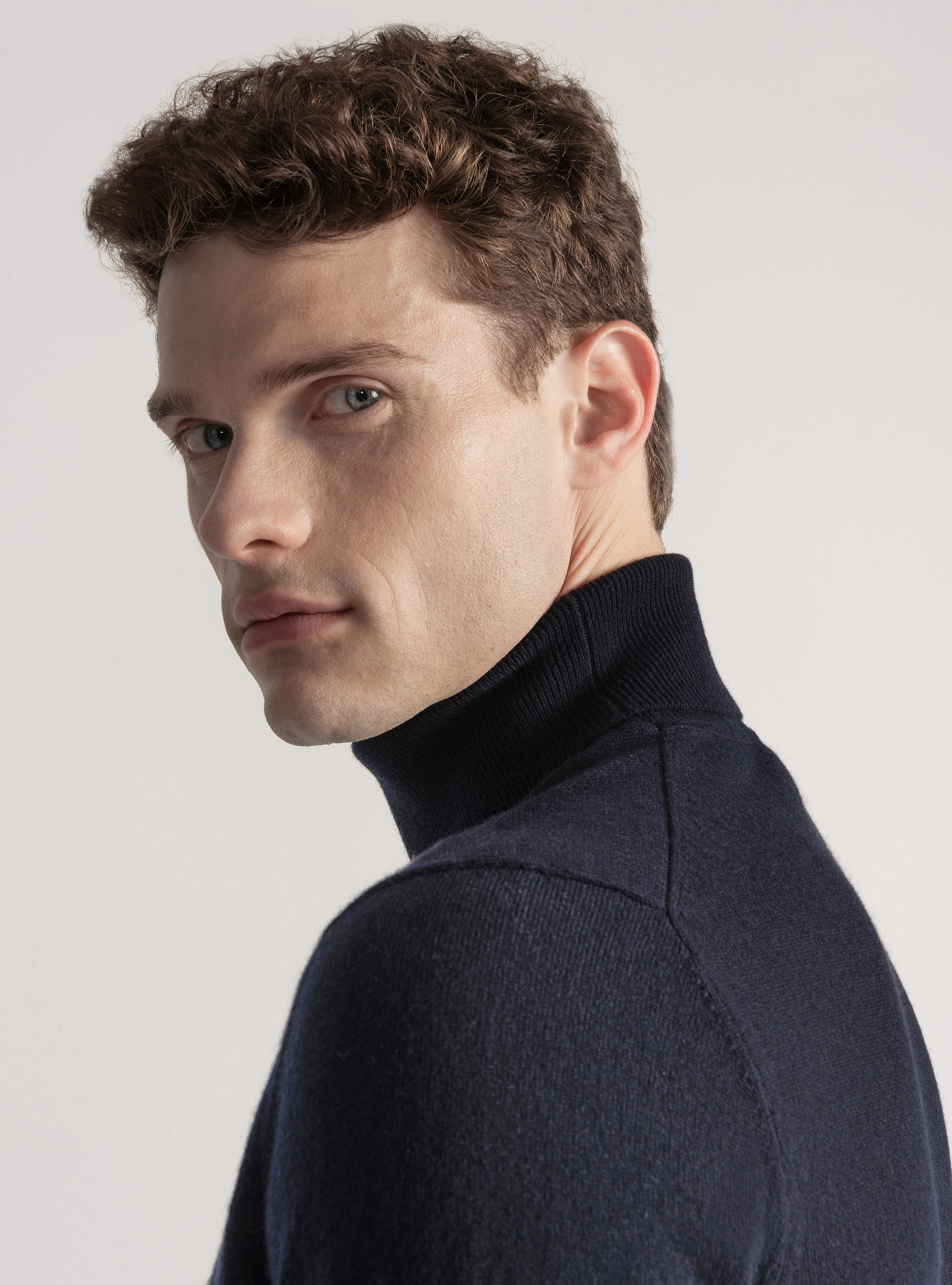 Cuello alto de cachemira, AZUL MARINO