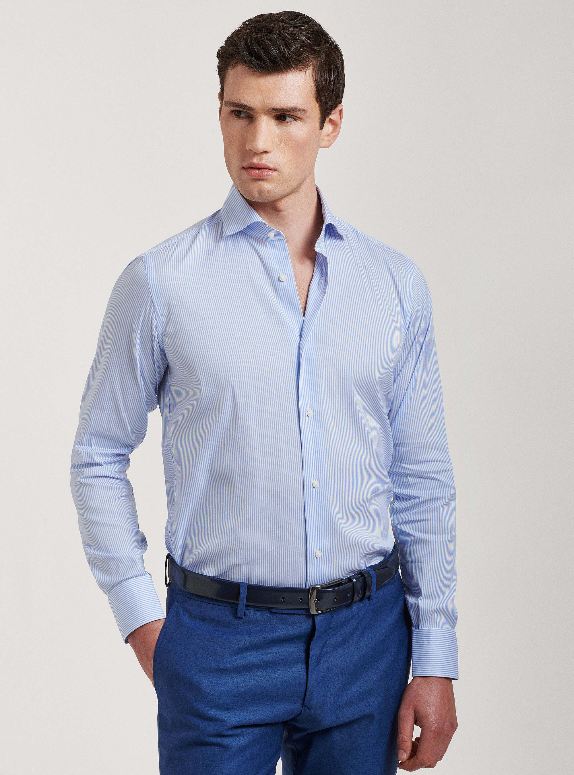 Camicia slim fit in popeline stretch rigato con collo semi francese, AZZURRO