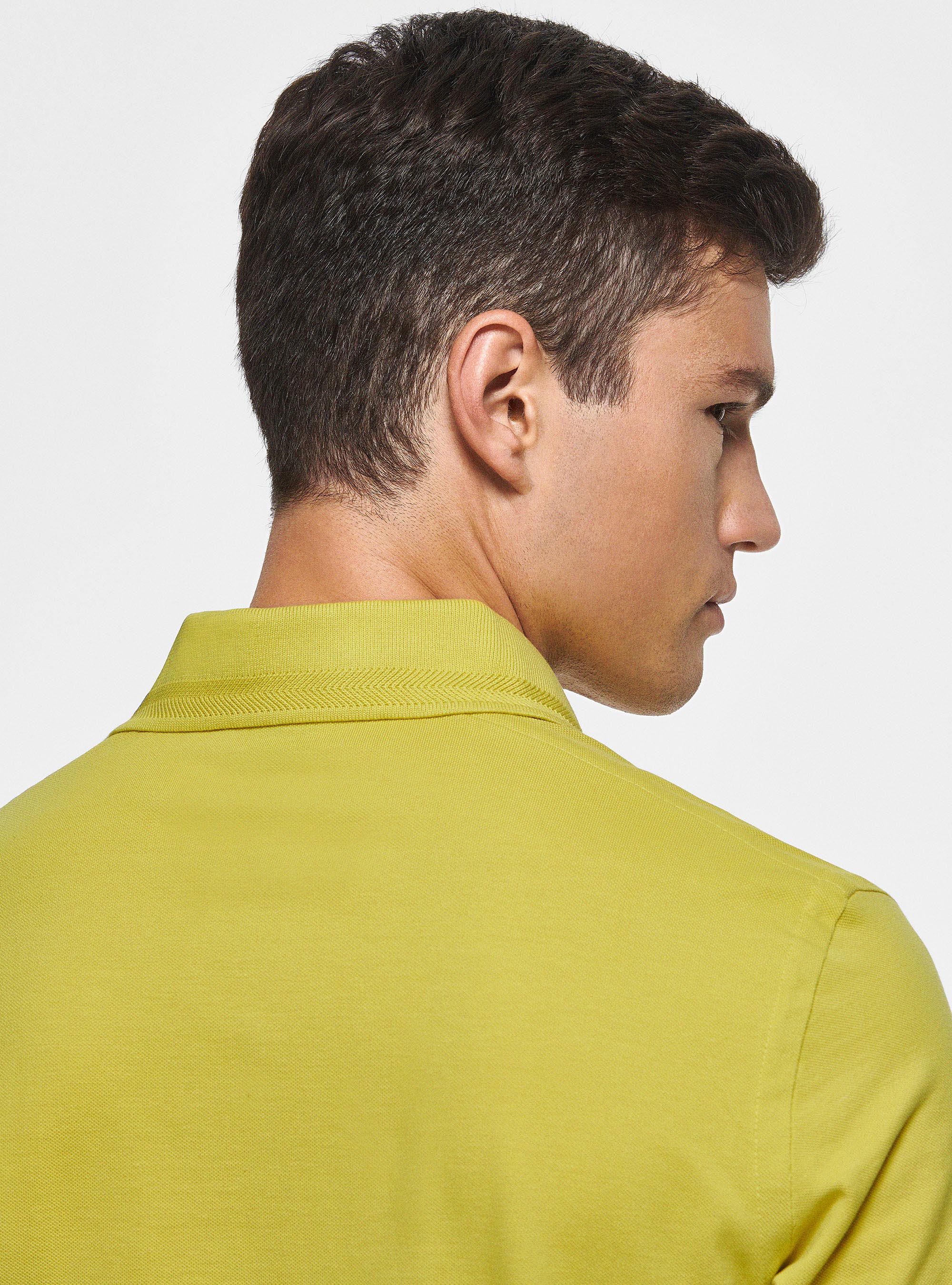 Polo cl&aacute;sico de piqu&eacute; con canal&eacute; en espiga, SENAPE 0715C