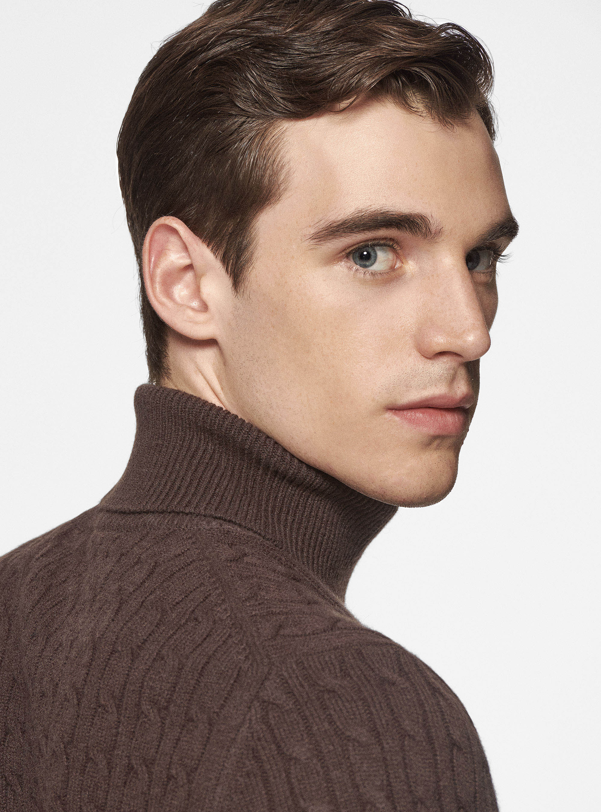 Maglia collo alto in lana cashmere con treccia, MARRONE