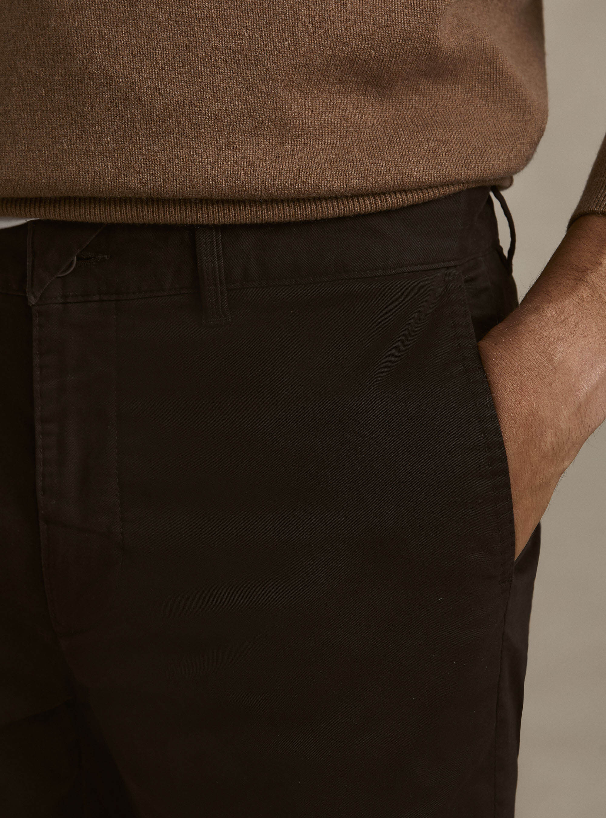 Pantalones chino slim fit de sarga el&aacute;stica, MARRON