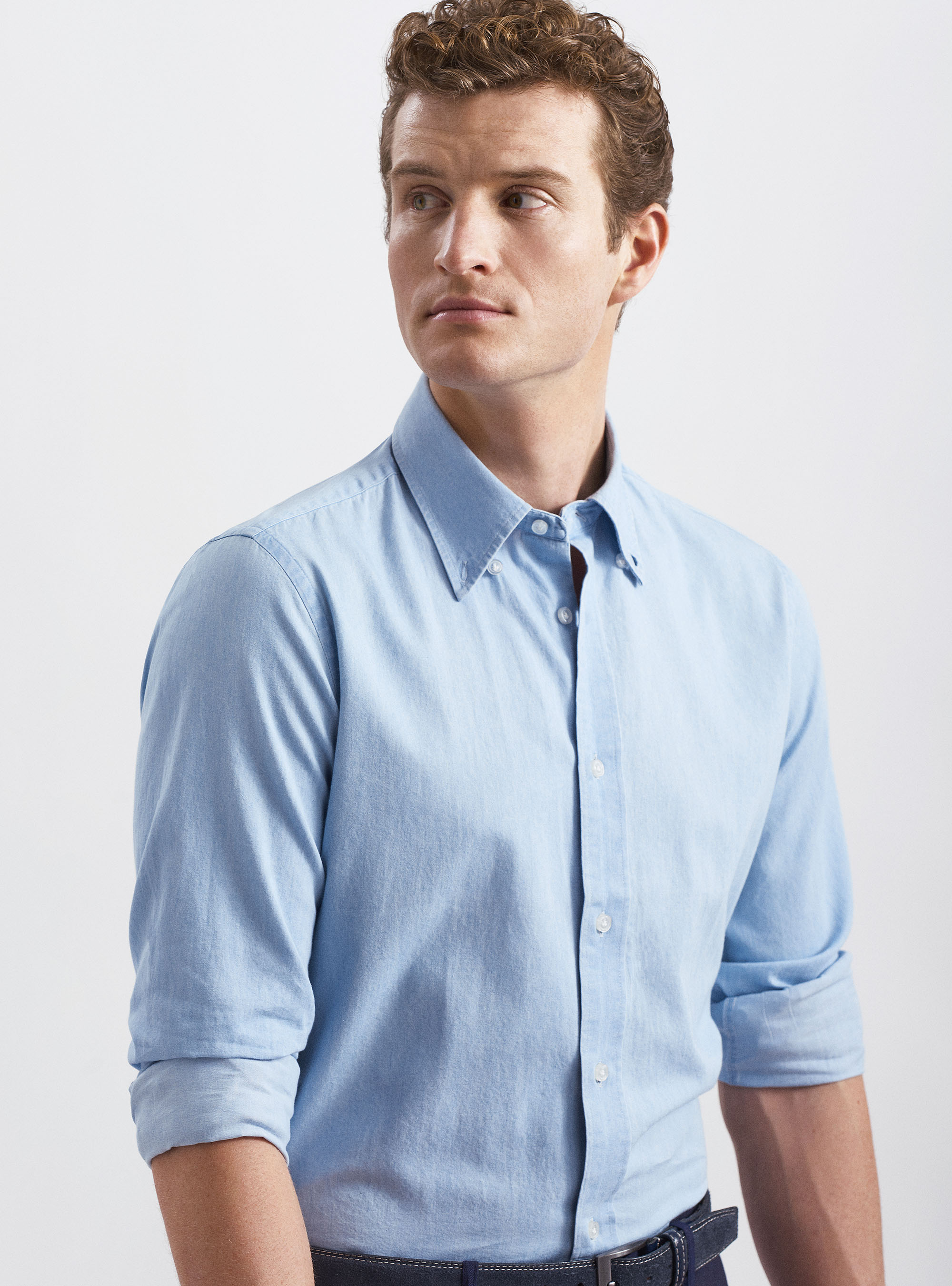 Camisa de chambray de algod&oacute;n con cuello abotonado, CELESTE