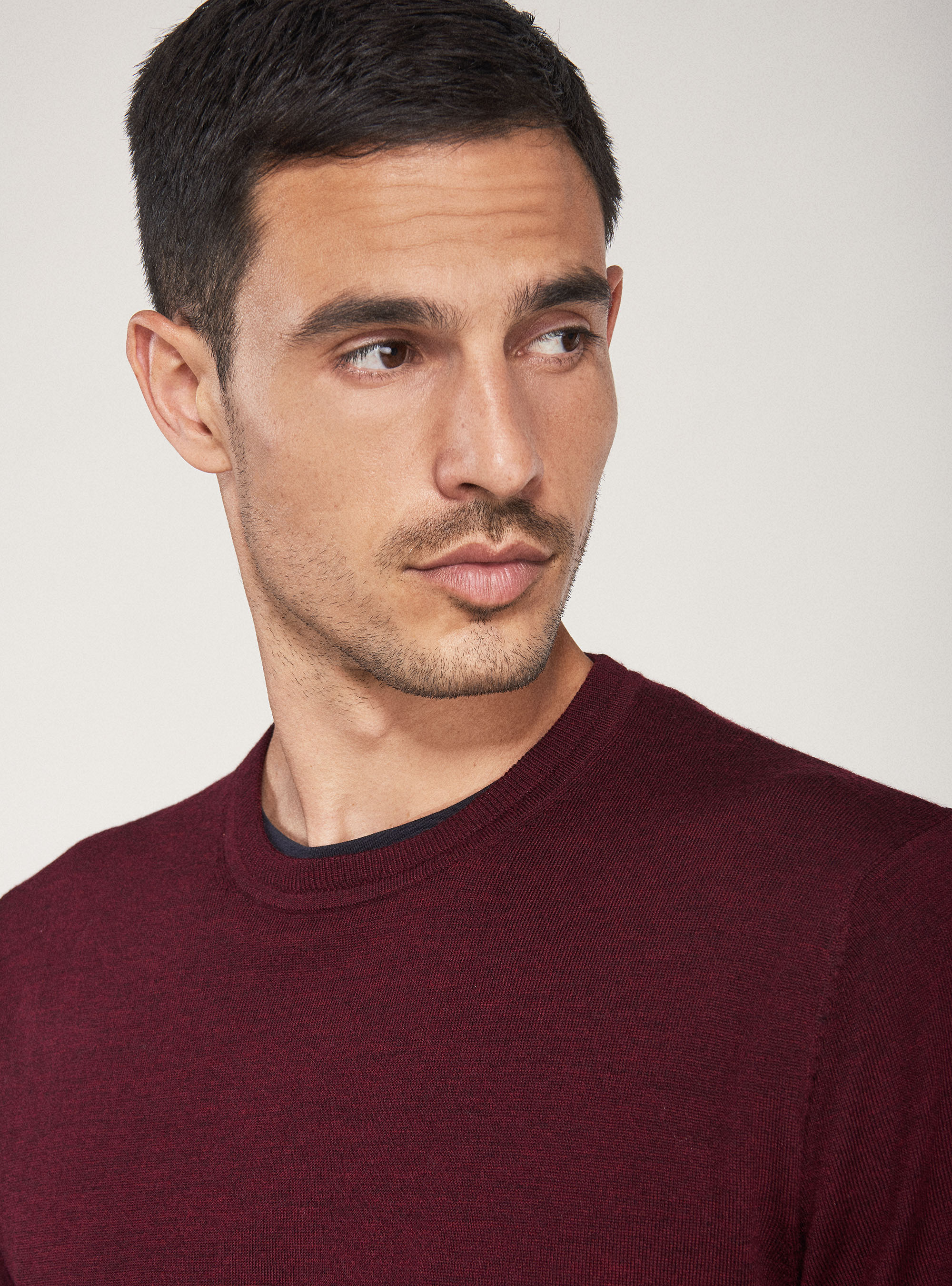 Maglia girocollo in pura lana merino extrafine, BORDEAUX