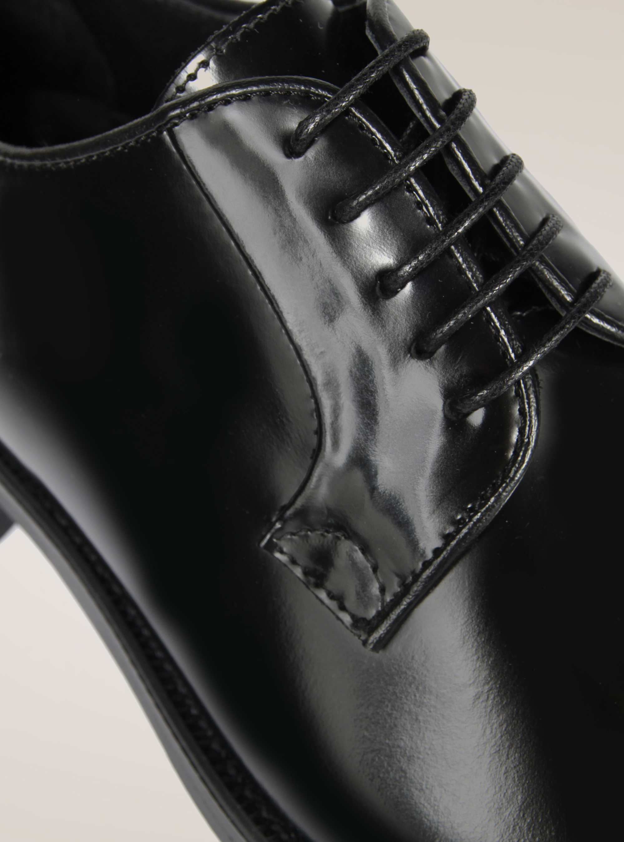 Derby in pelle, NERO